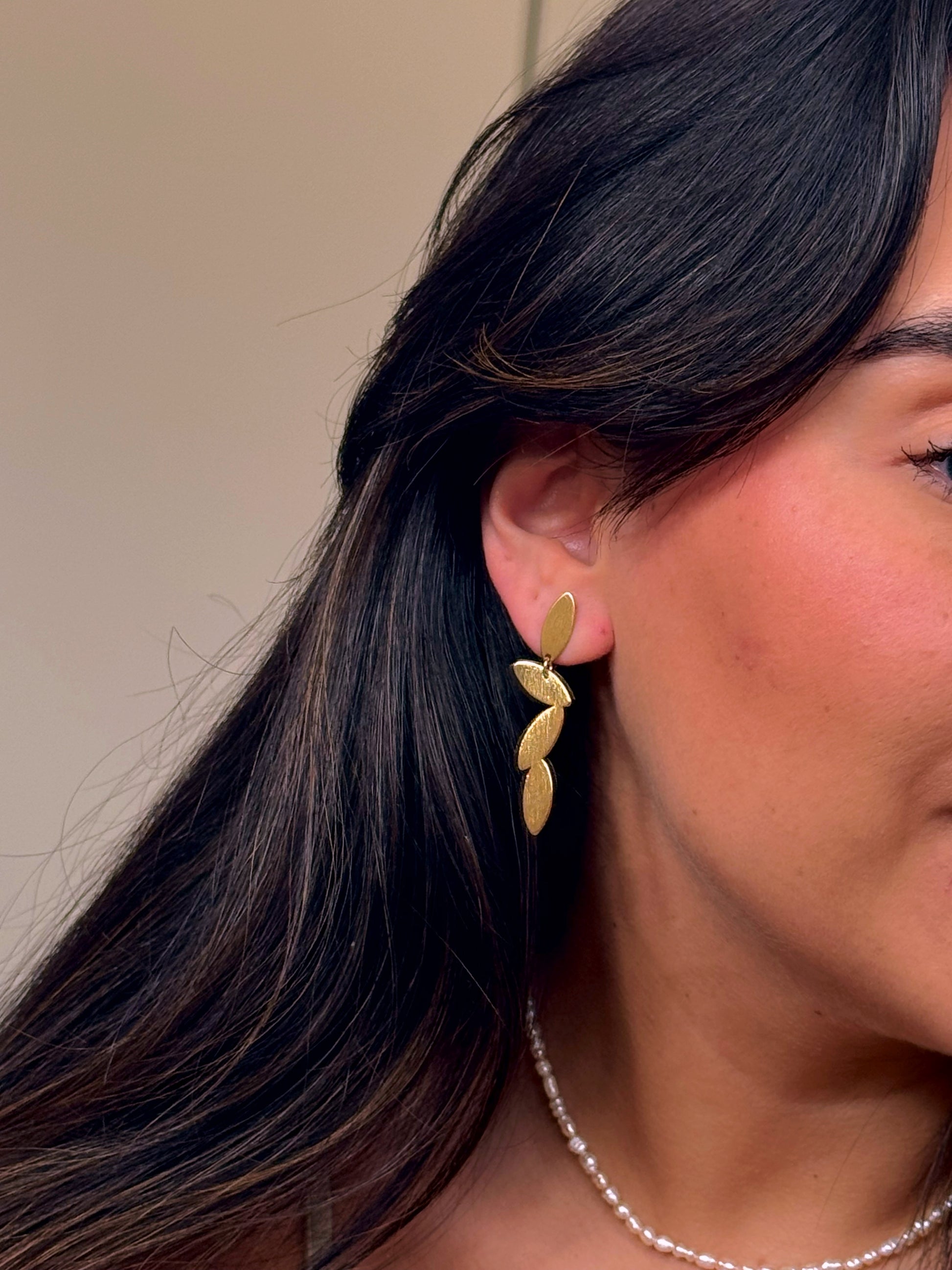 Brincos elegantes folhas em pendente | Dourado escovado