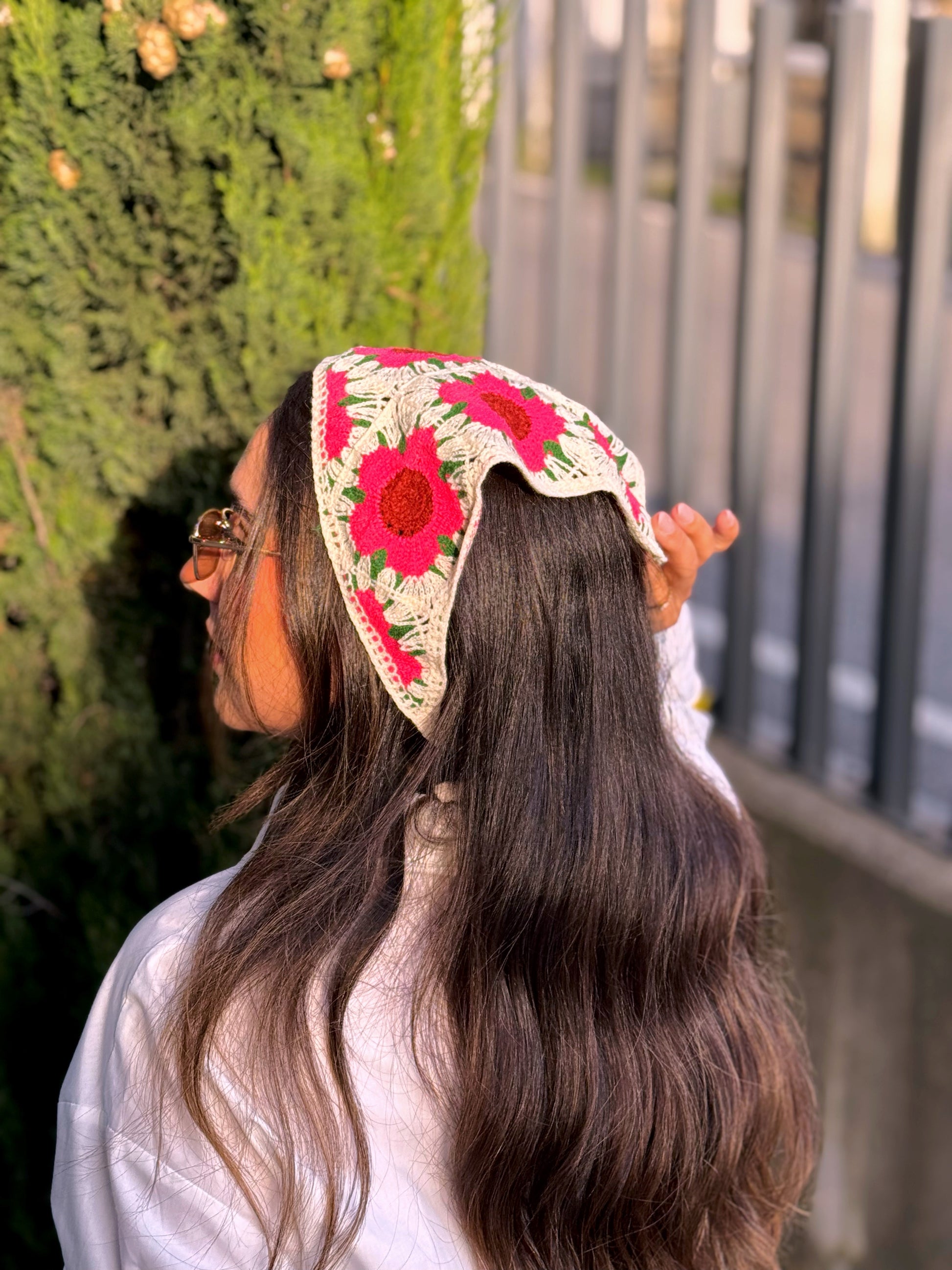 Bandana multifuncional em croché | Bege com Flores Rosa e Bordô