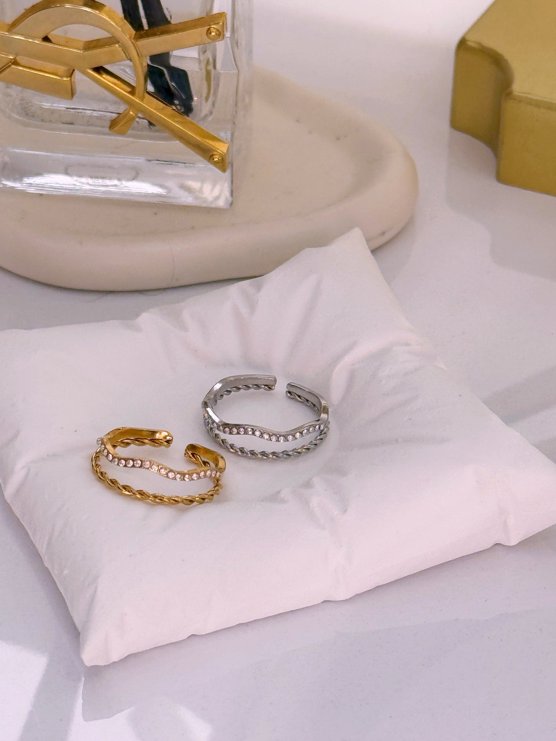 Anel ajustável duplo com efeito torcido e brilhantes | 2 cores