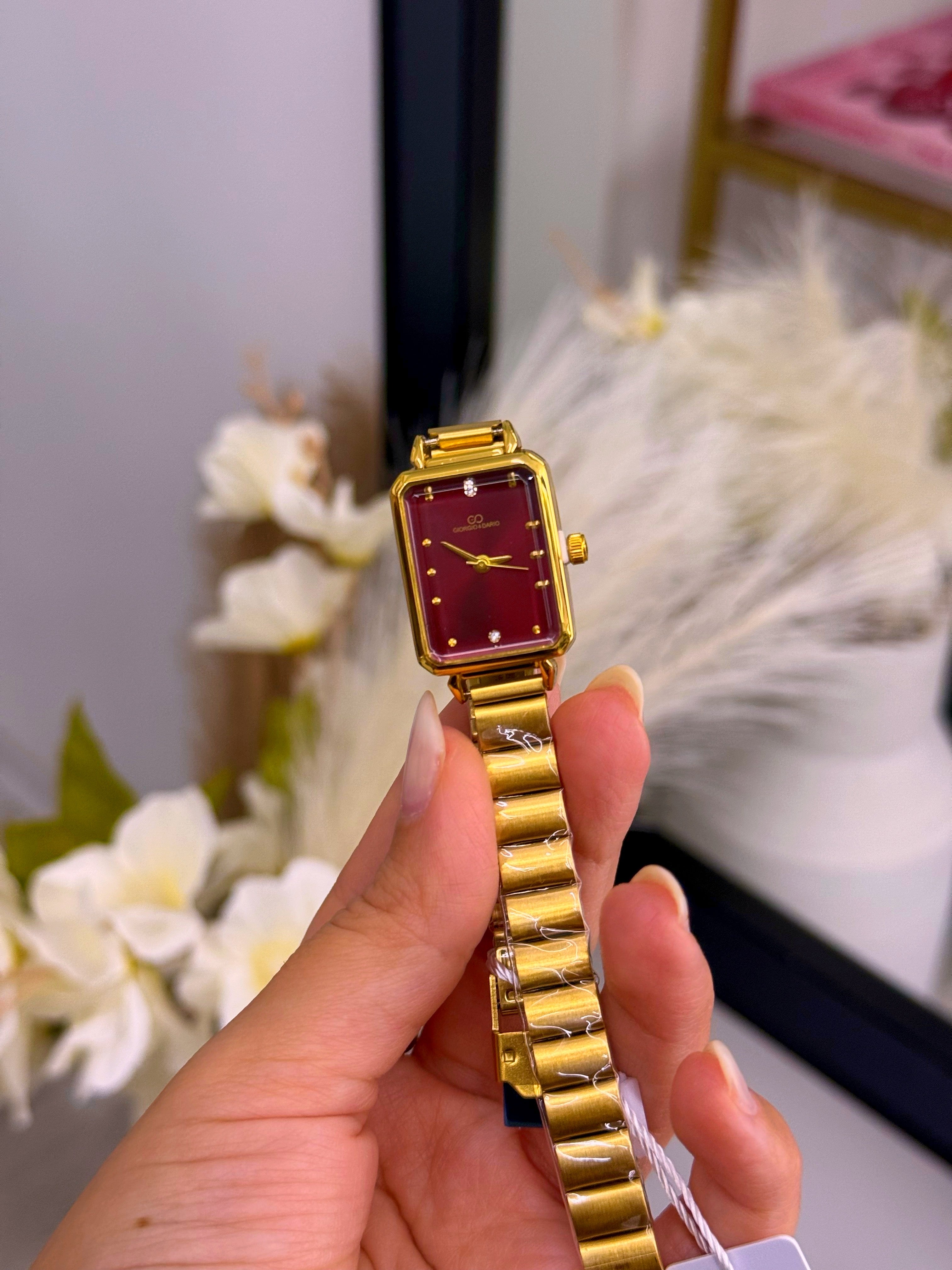 Relógio analógico dourado com mostrador retangular | Bordô