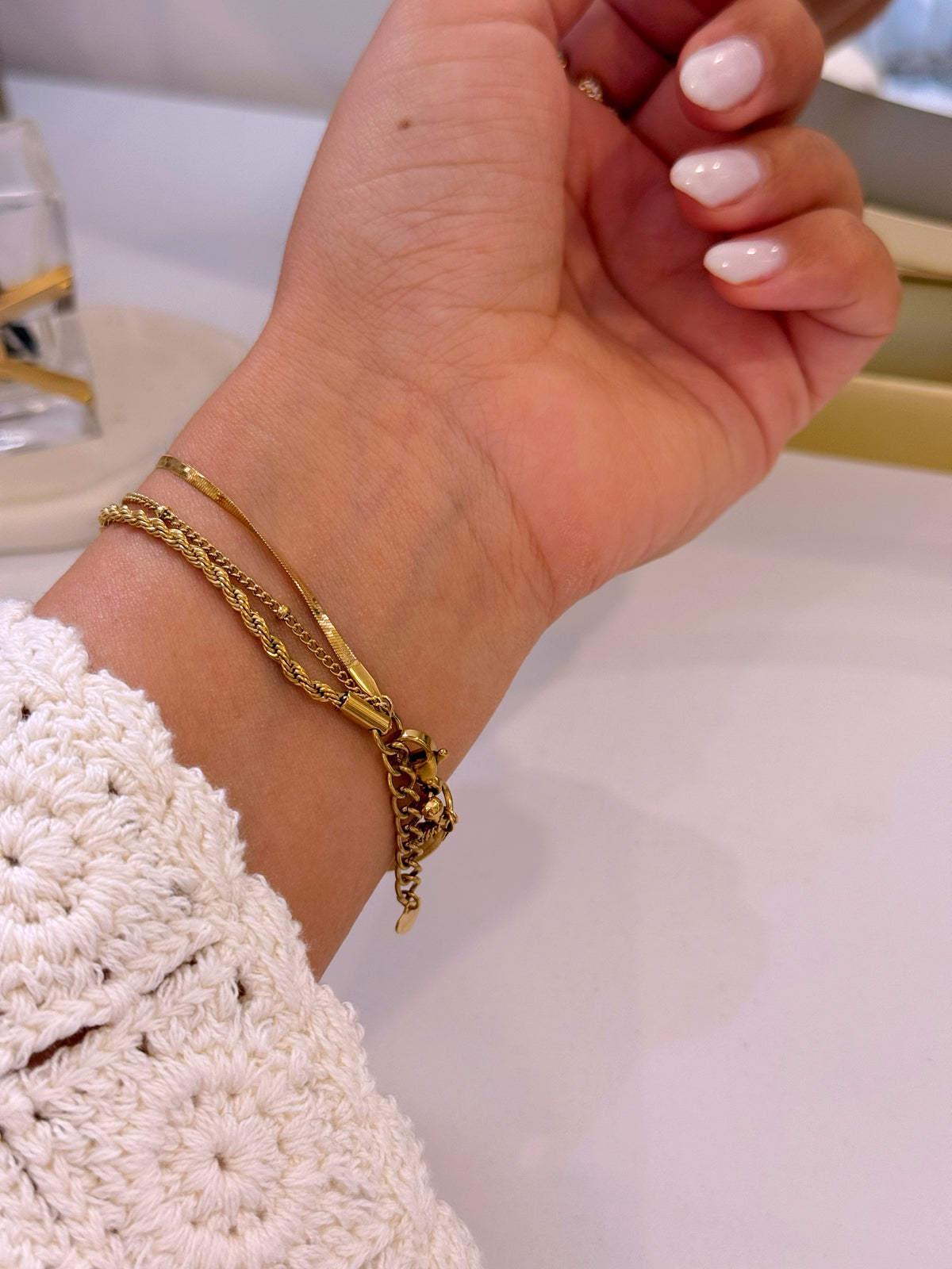 Pulseira efeito triplo malha achatada, malha fininha com bolinhas e malha torcida | Dourado