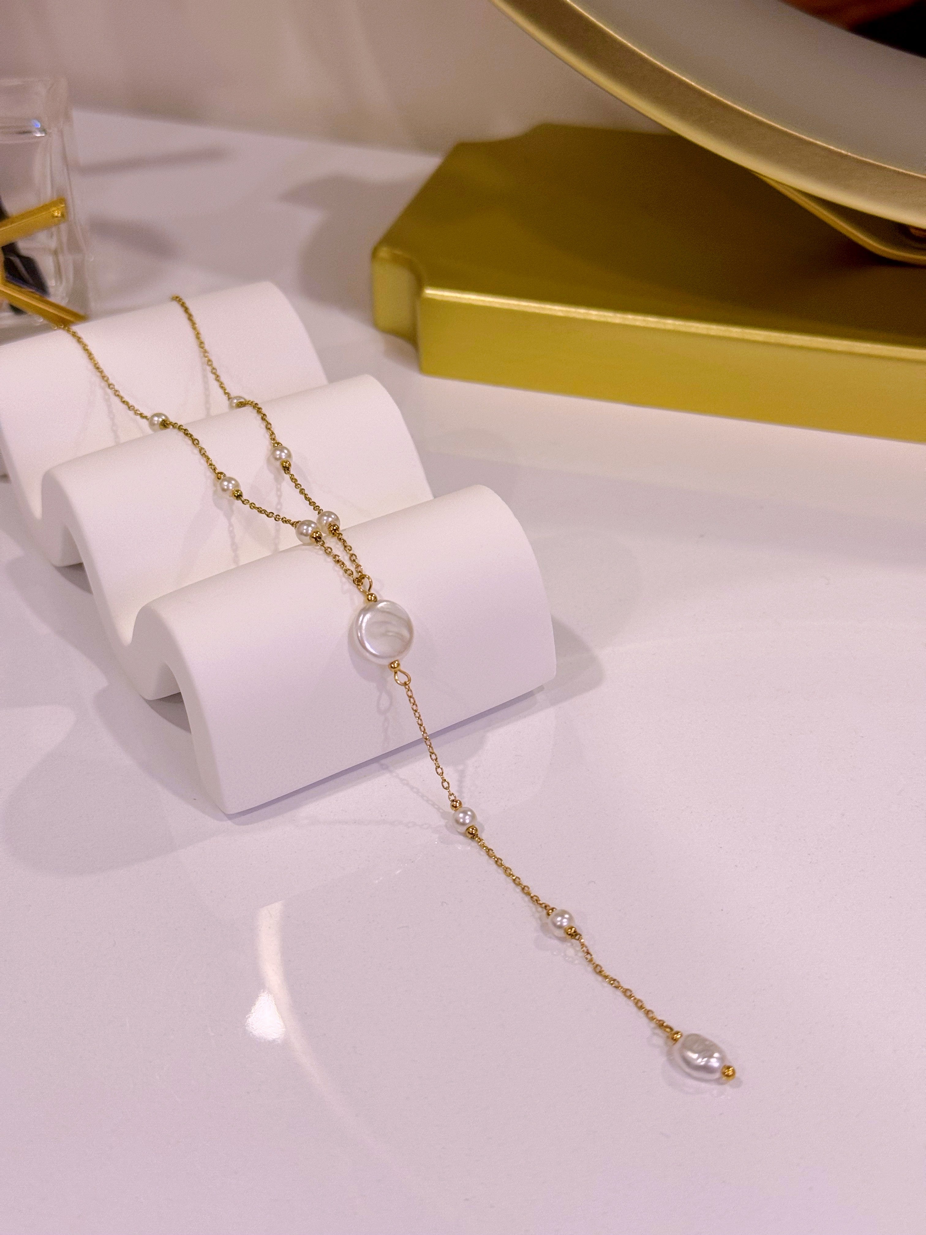 Colar com pérolas irregulares e pendente | Dourado