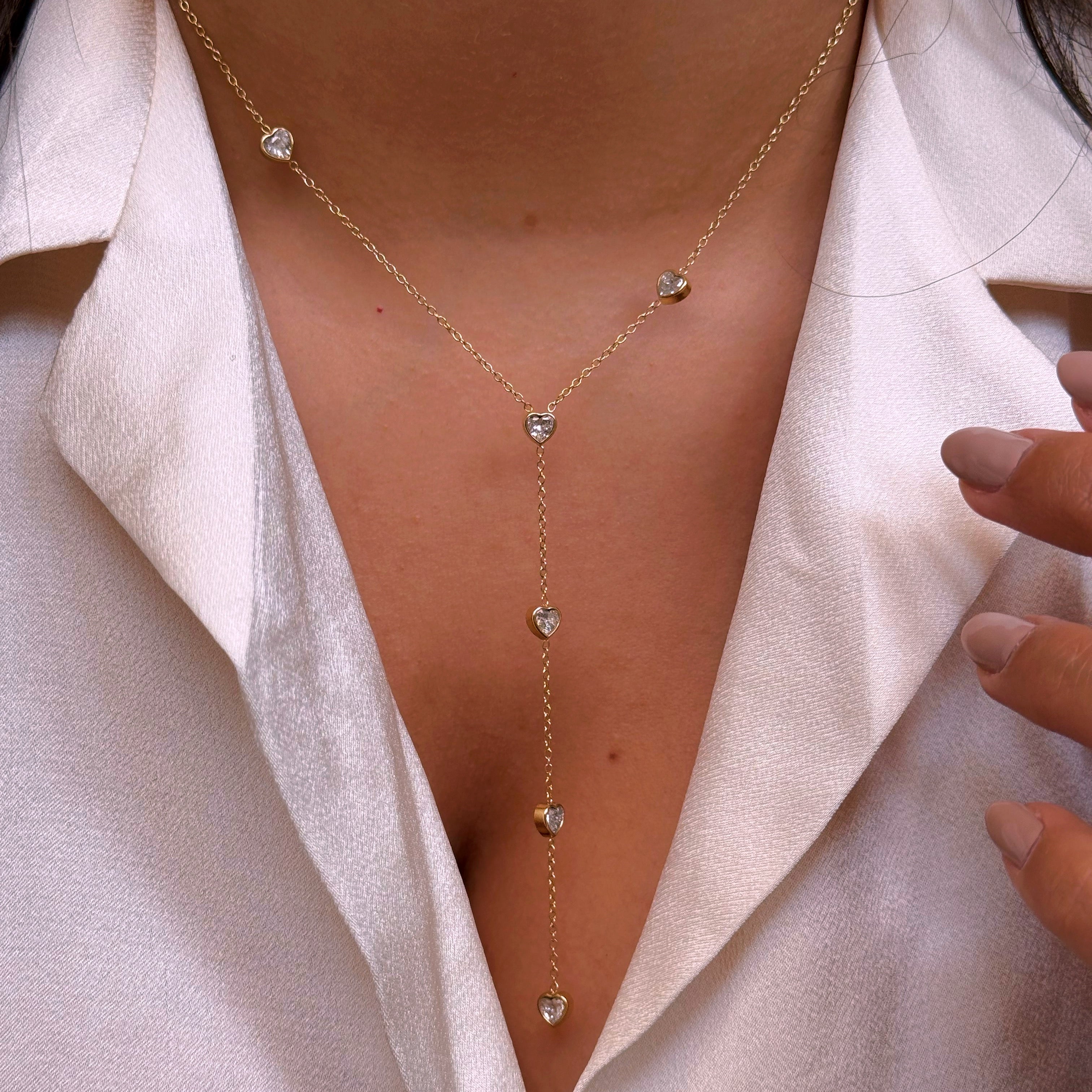 Colar delicado com corações em brilhante e pendente | Dourado