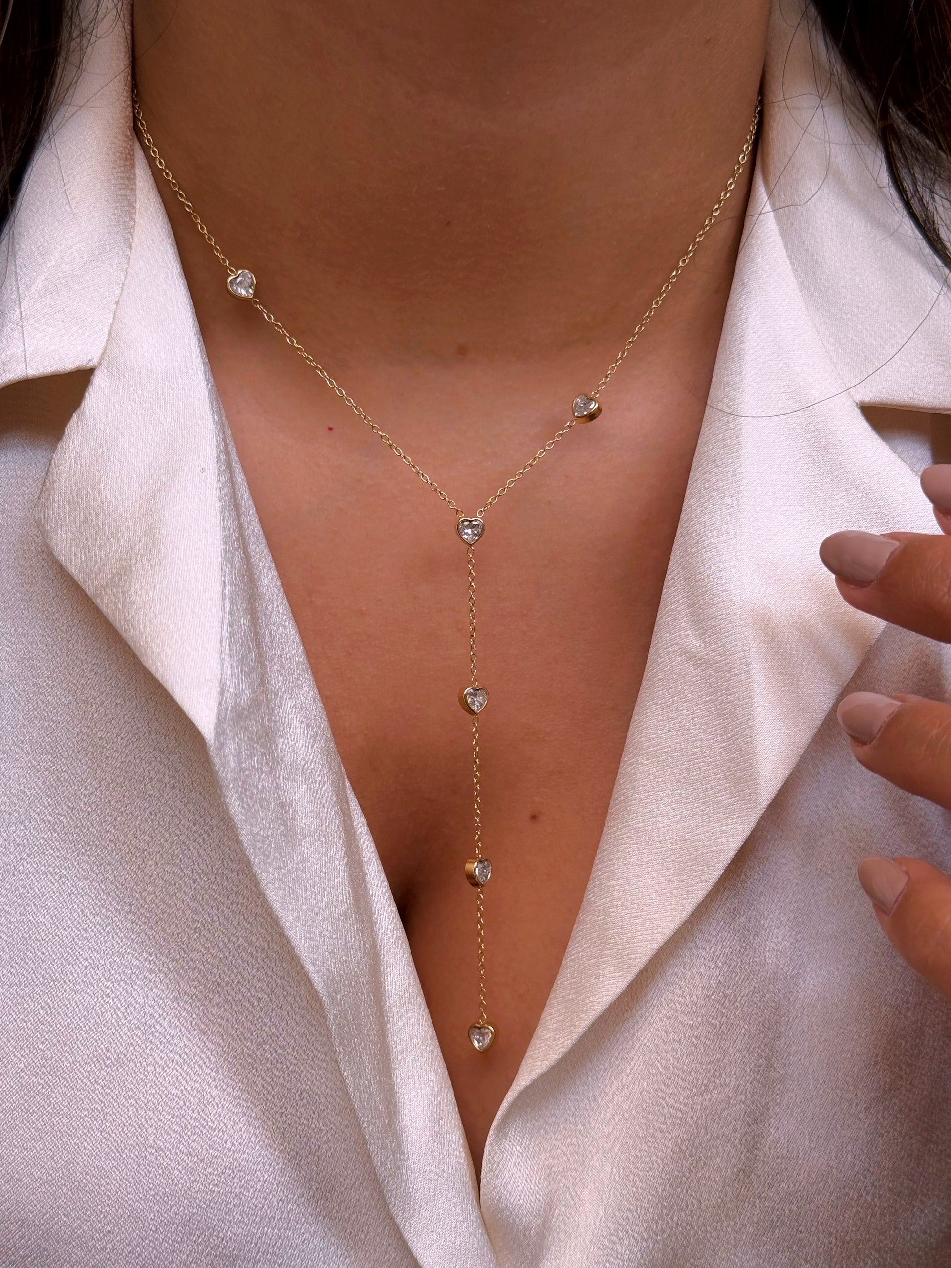 Colar delicado com corações em brilhante e pendente | Dourado