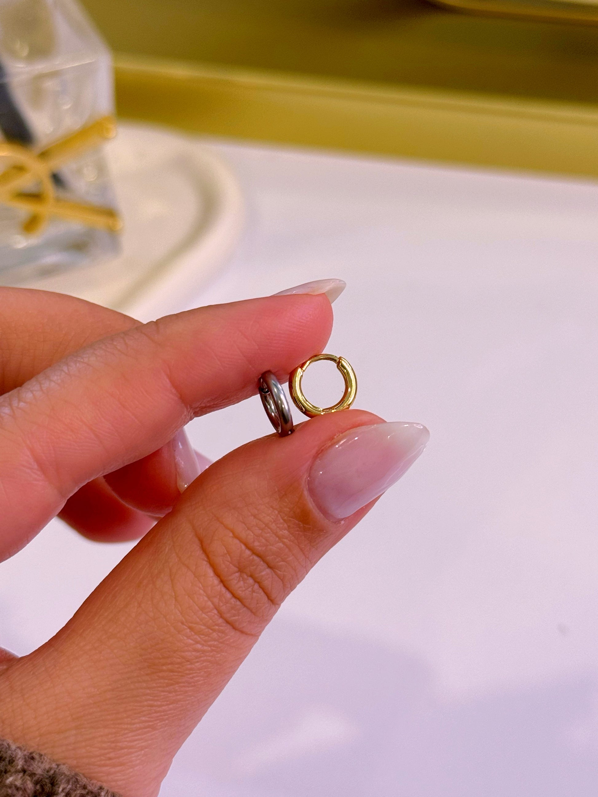 Mini argolinhas especiais 2º e 3º furo • lisas em aço inoxidável | 2 cores