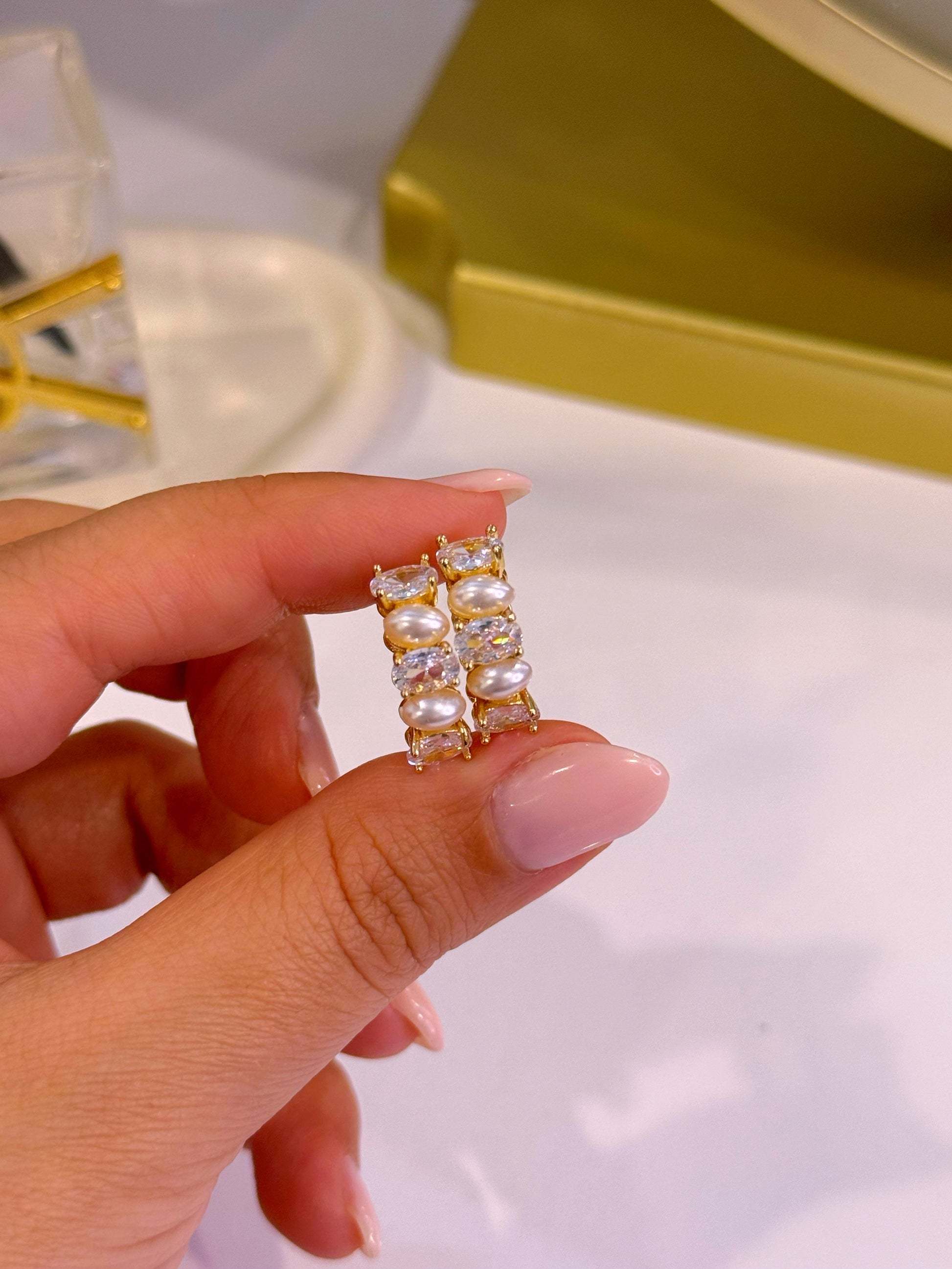 Argolas delicadas com brilhantes e pérolas ovais | Dourado