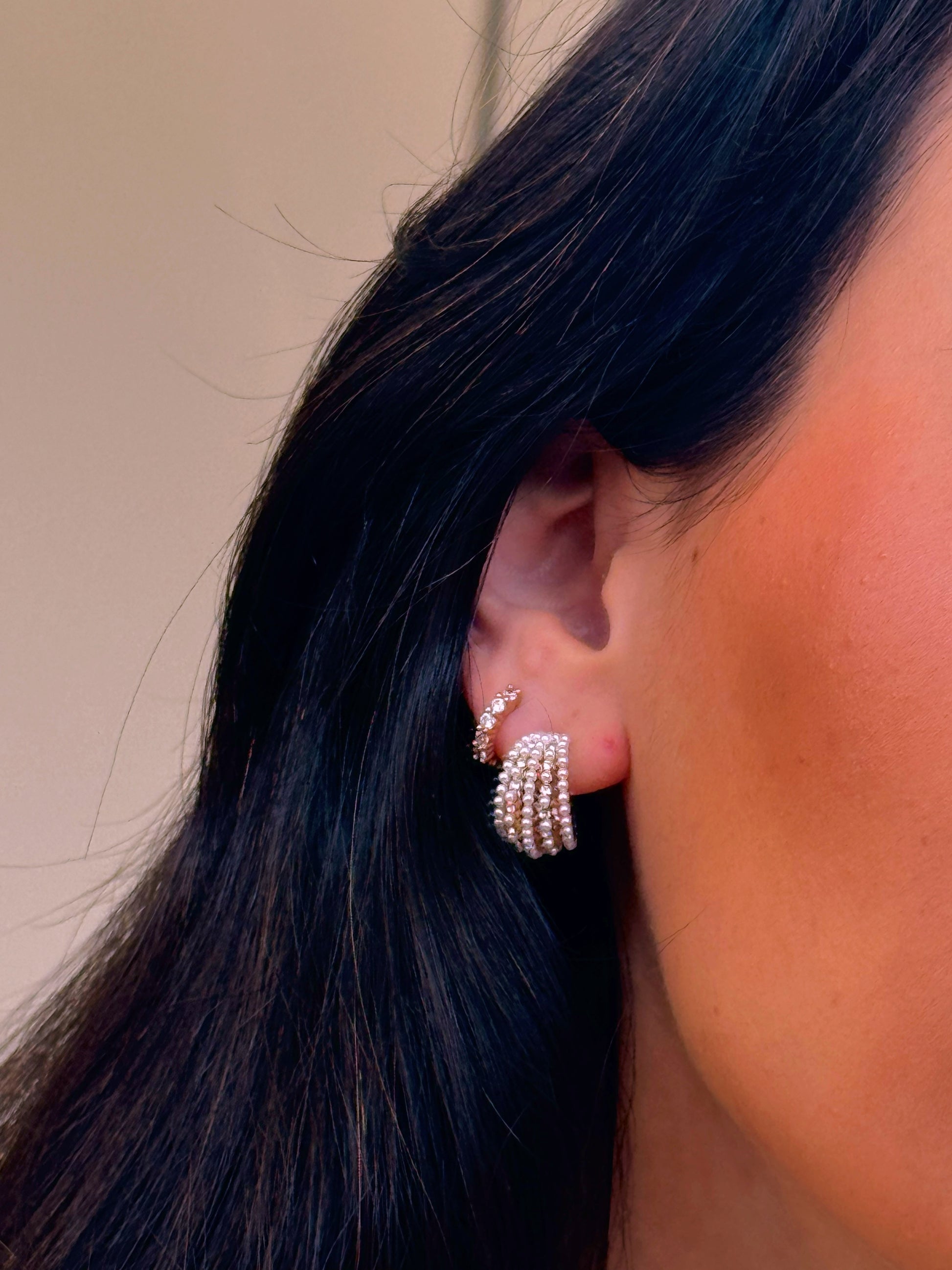 Argolas preenchidas com filas de pérolas e brilhantes | Douradas