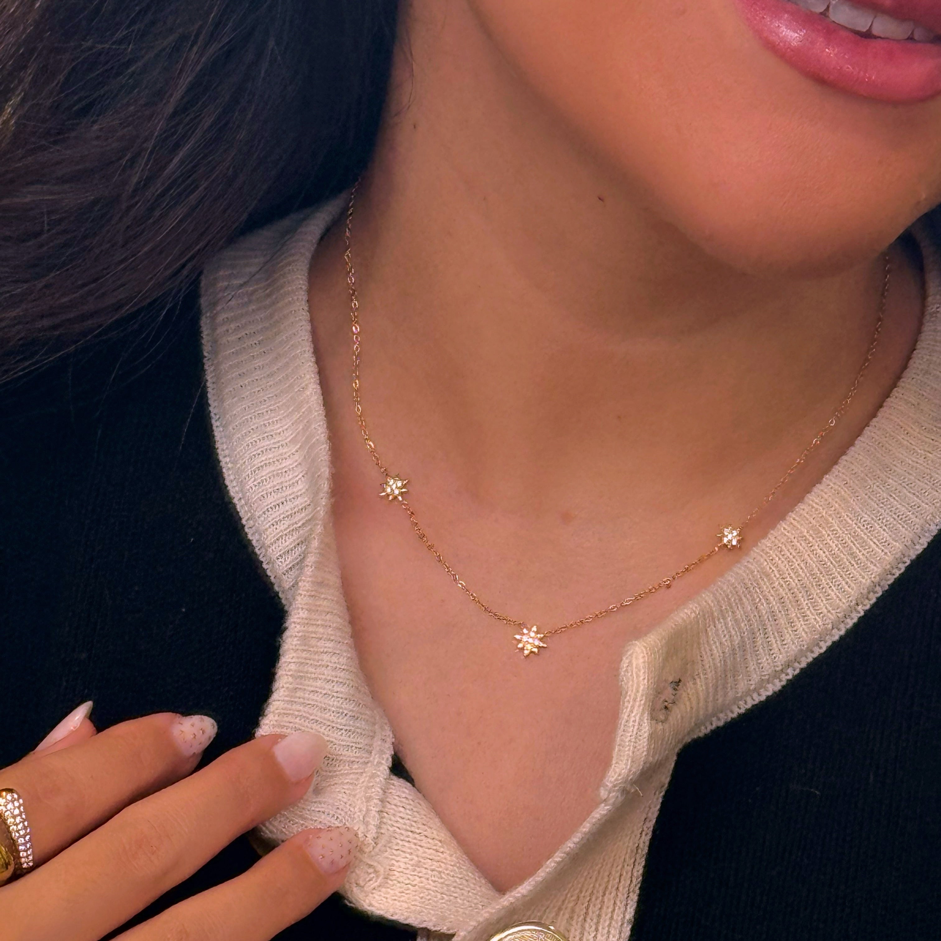 Colar com estrelinhas e brilhantes | Dourado