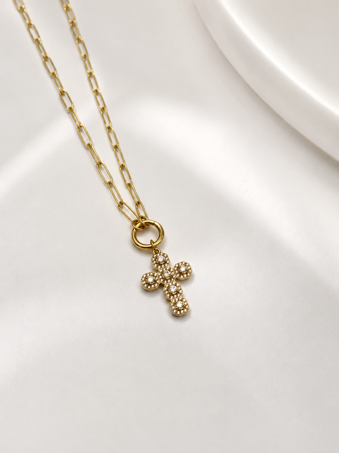 Colar malha corrente com cruz prenchida de brilhantes em pendente | Dourado