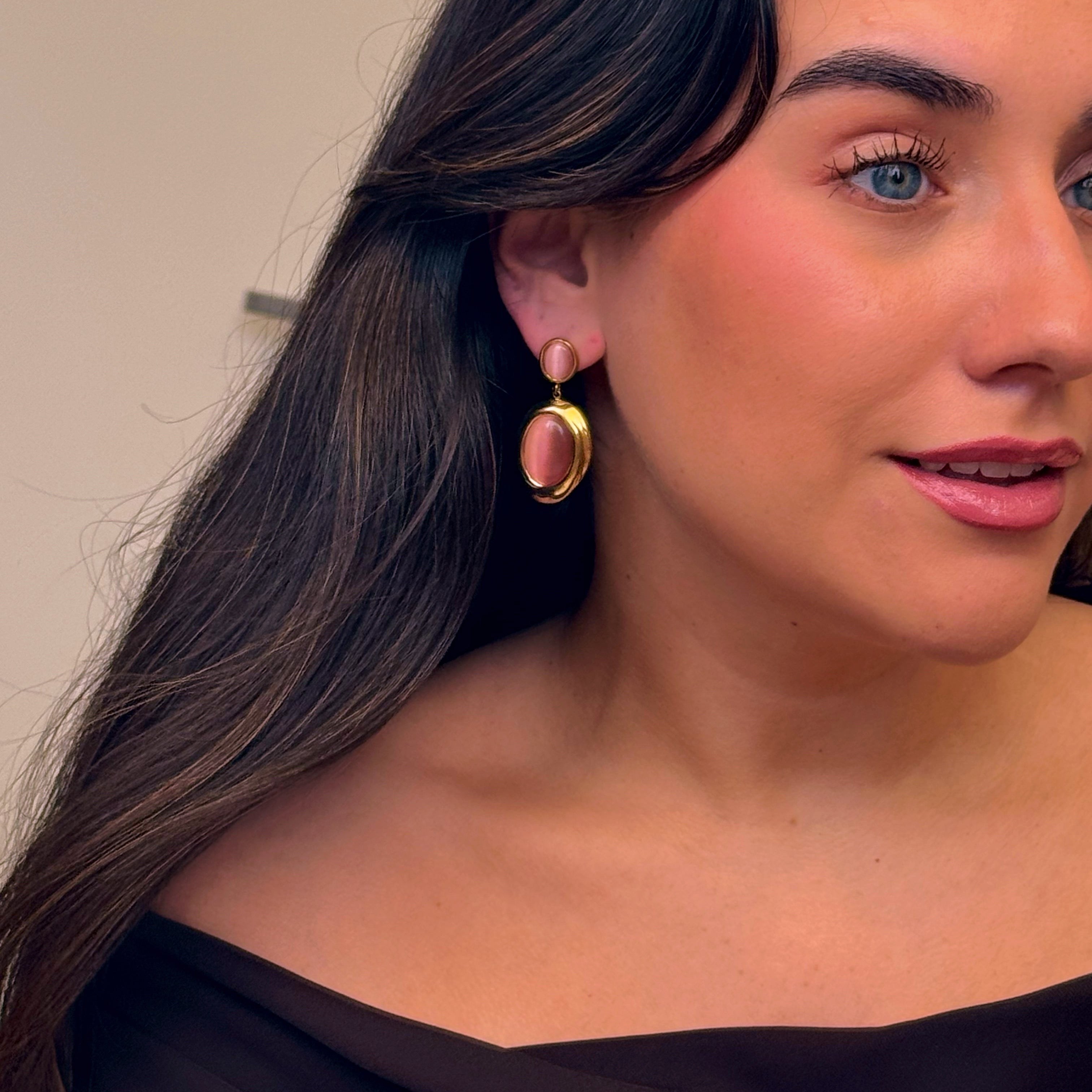 Brincos elegantes com pedras rosa em pendente | Dourado