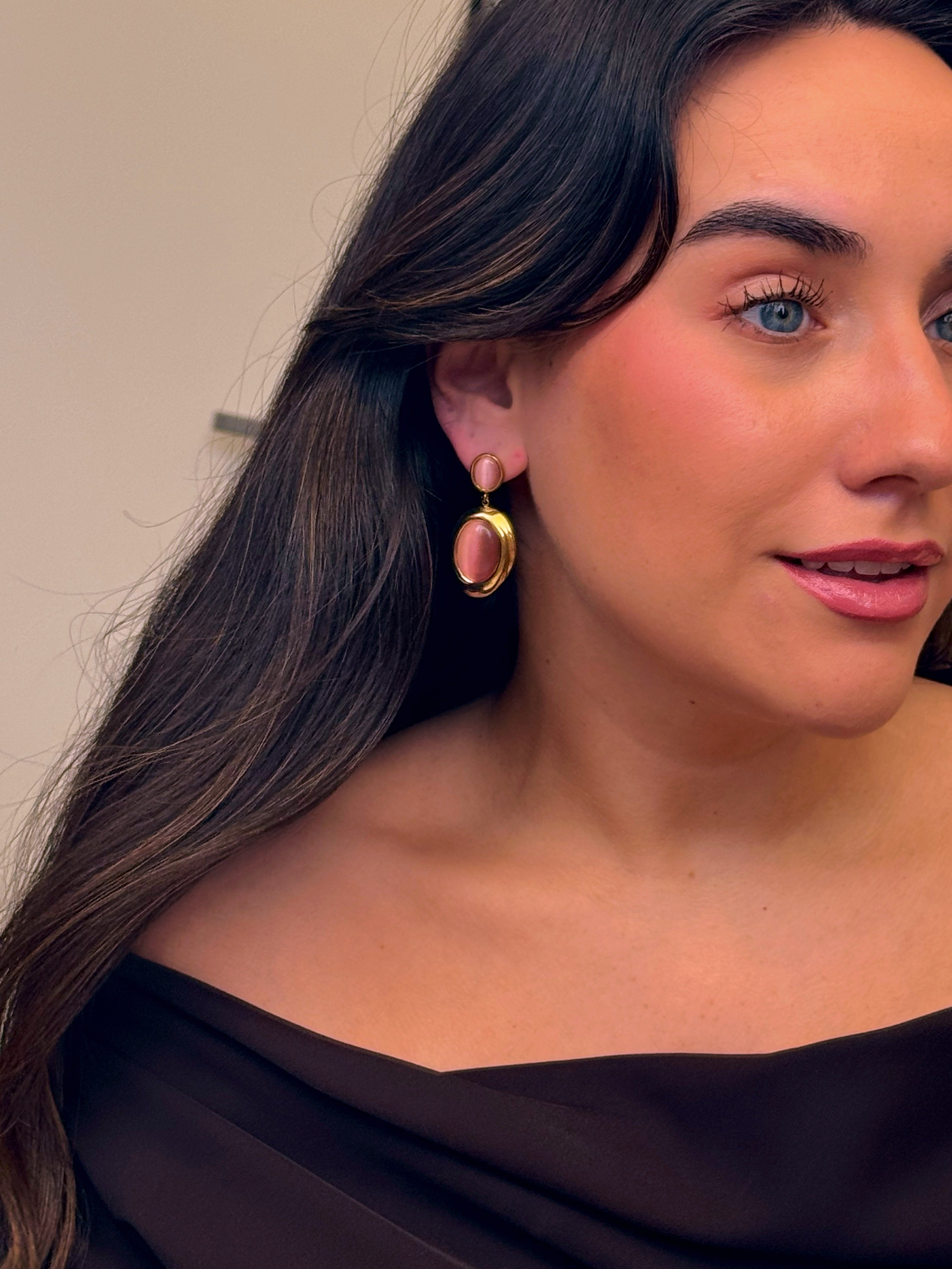 Brincos elegantes com pedras rosa em pendente | Dourado