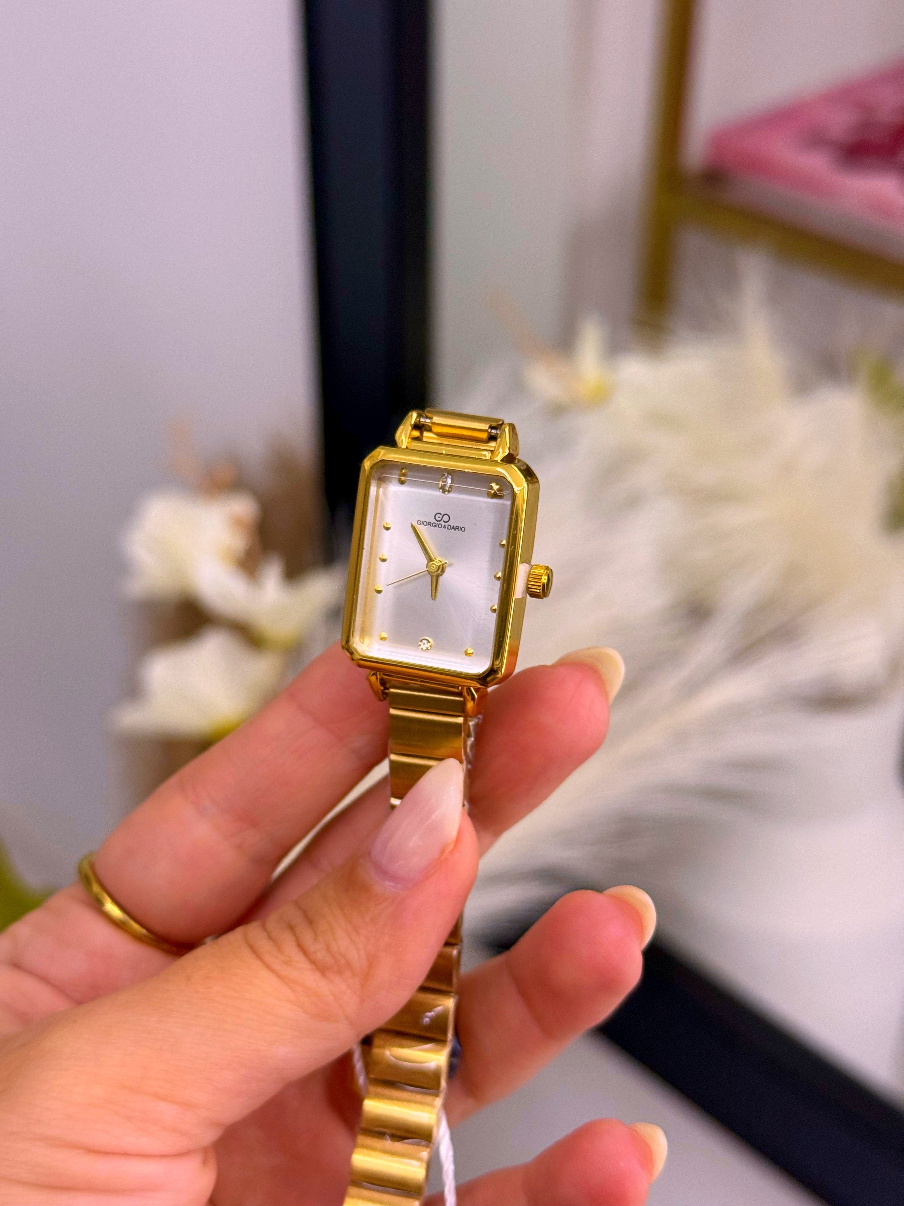 Relógio analógico com mostrador retangular | Dourado