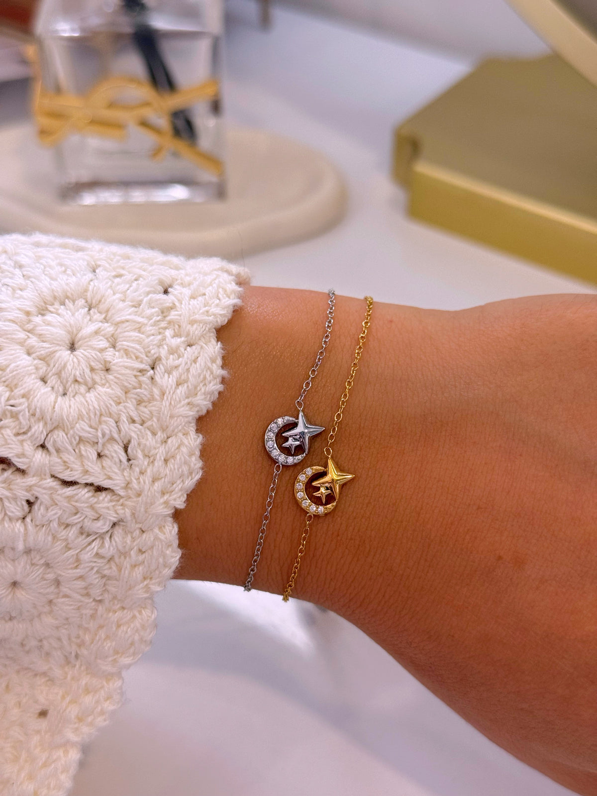 Pulseira delicada com estrelinha e lua com brilhantes | 2 Cores