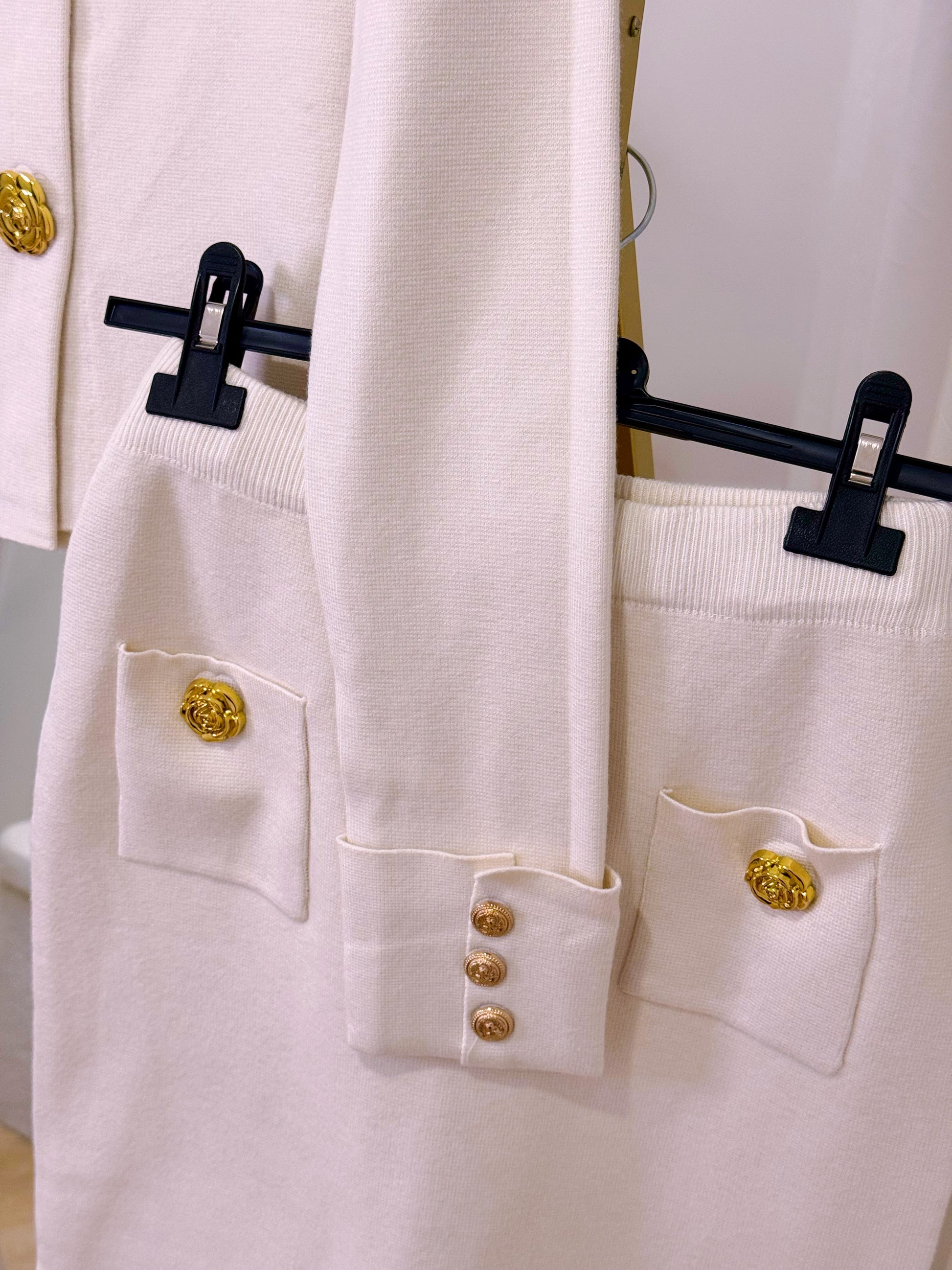 Conjunto de malha elegante • Saia e Cardigan | Branco