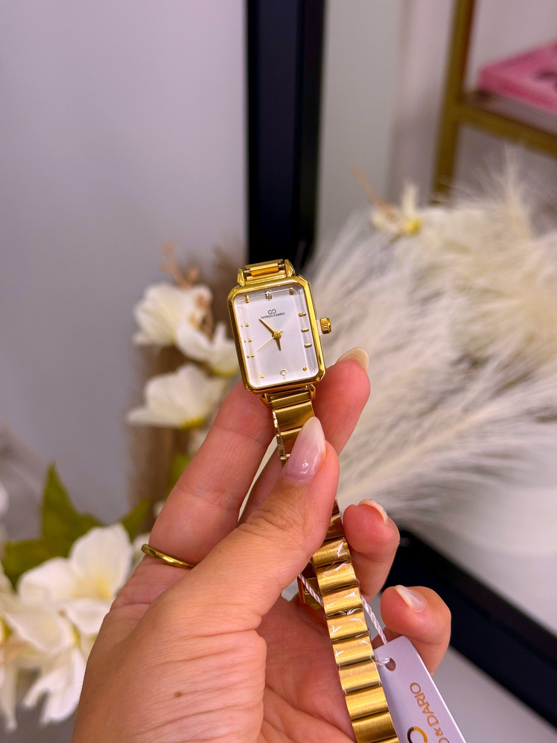 Relógio analógico com mostrador retangular | Dourado