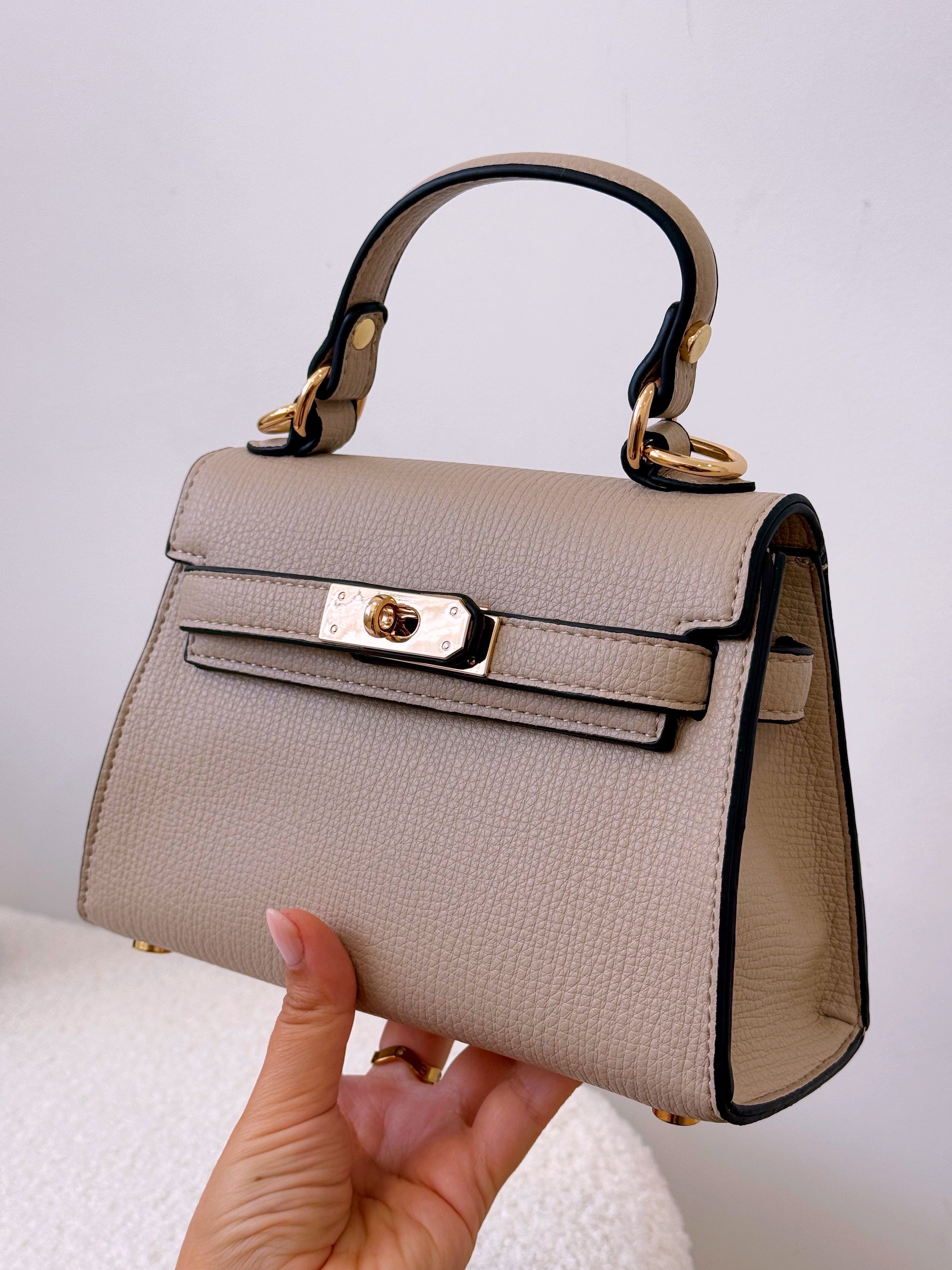 Mala de mão elegante com pormenores dourados | 3 Cores