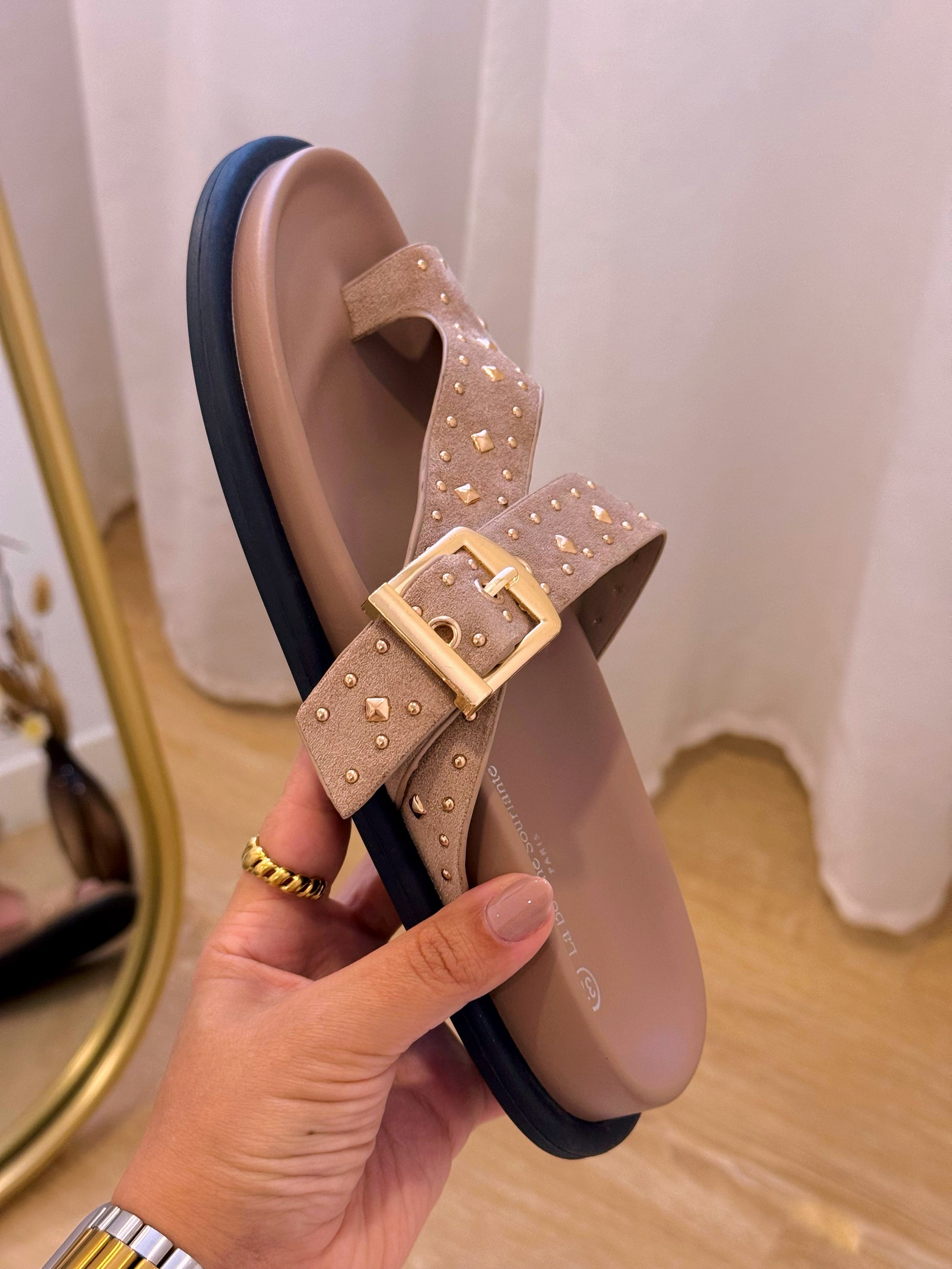Chinelo com fivela cruzada e pormenores dourados | Khaki