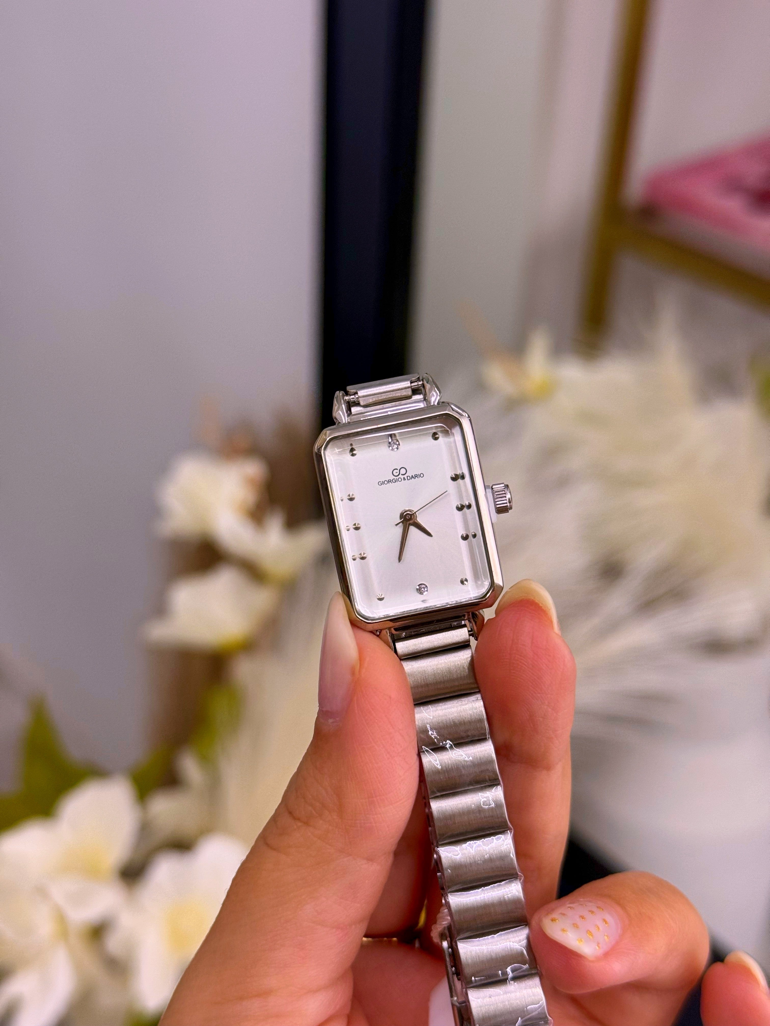 Relógio analógico com mostrador retangular | Prateado