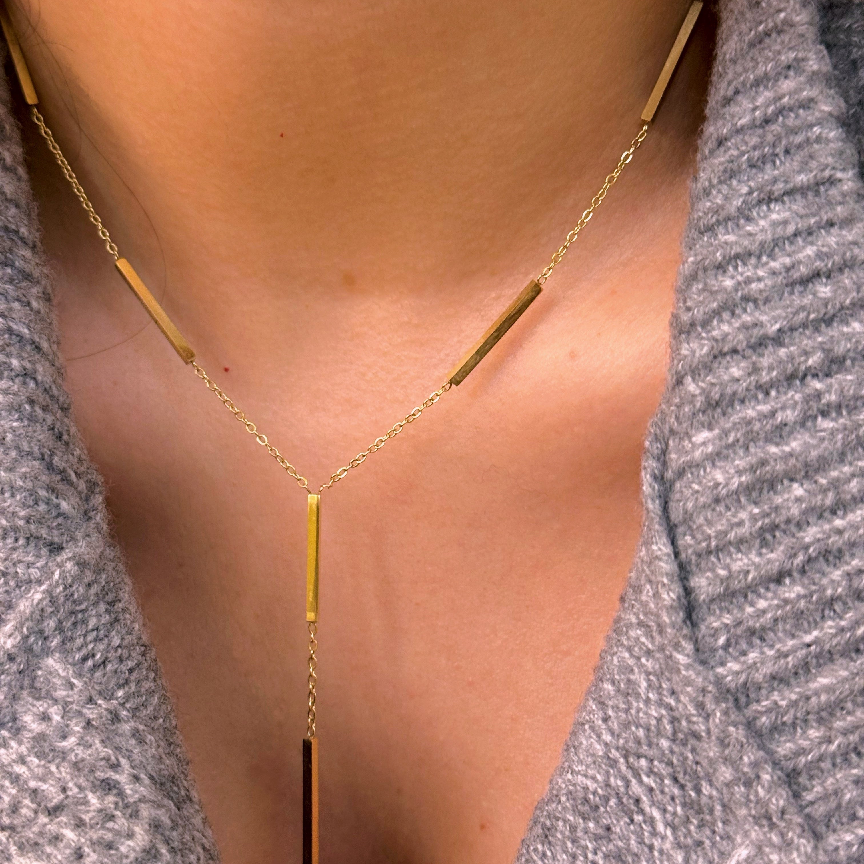 Colar com barrinhas e pendente | Dourado