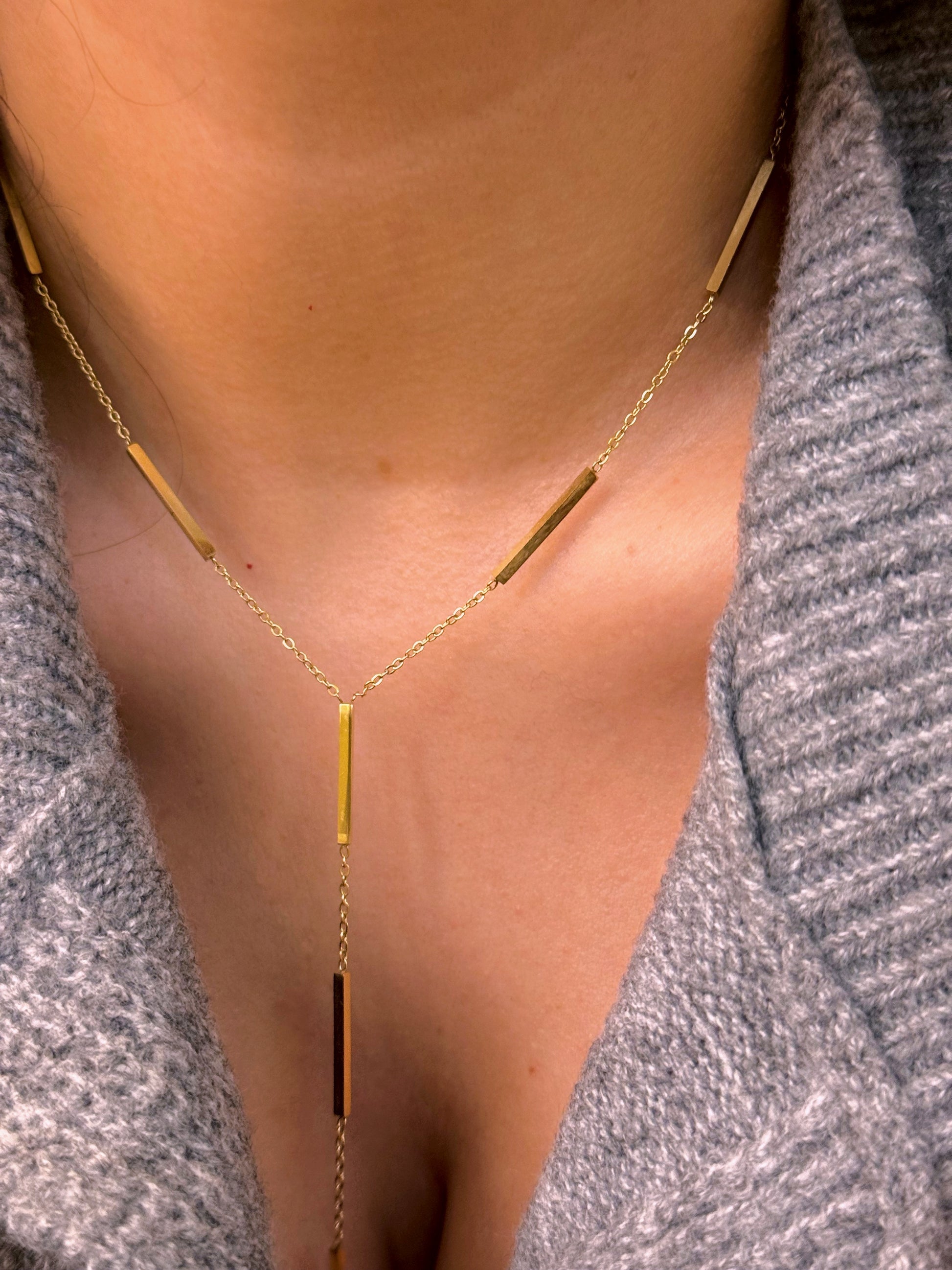 Colar com barrinhas e pendente | Dourado