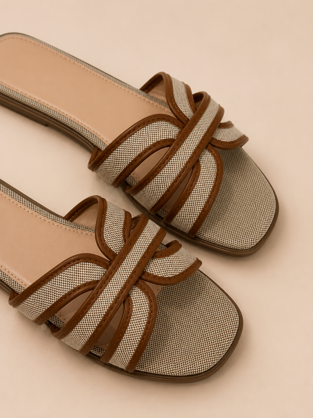 Chinelo com fivelas entrelaçadas | Bege e Castanho