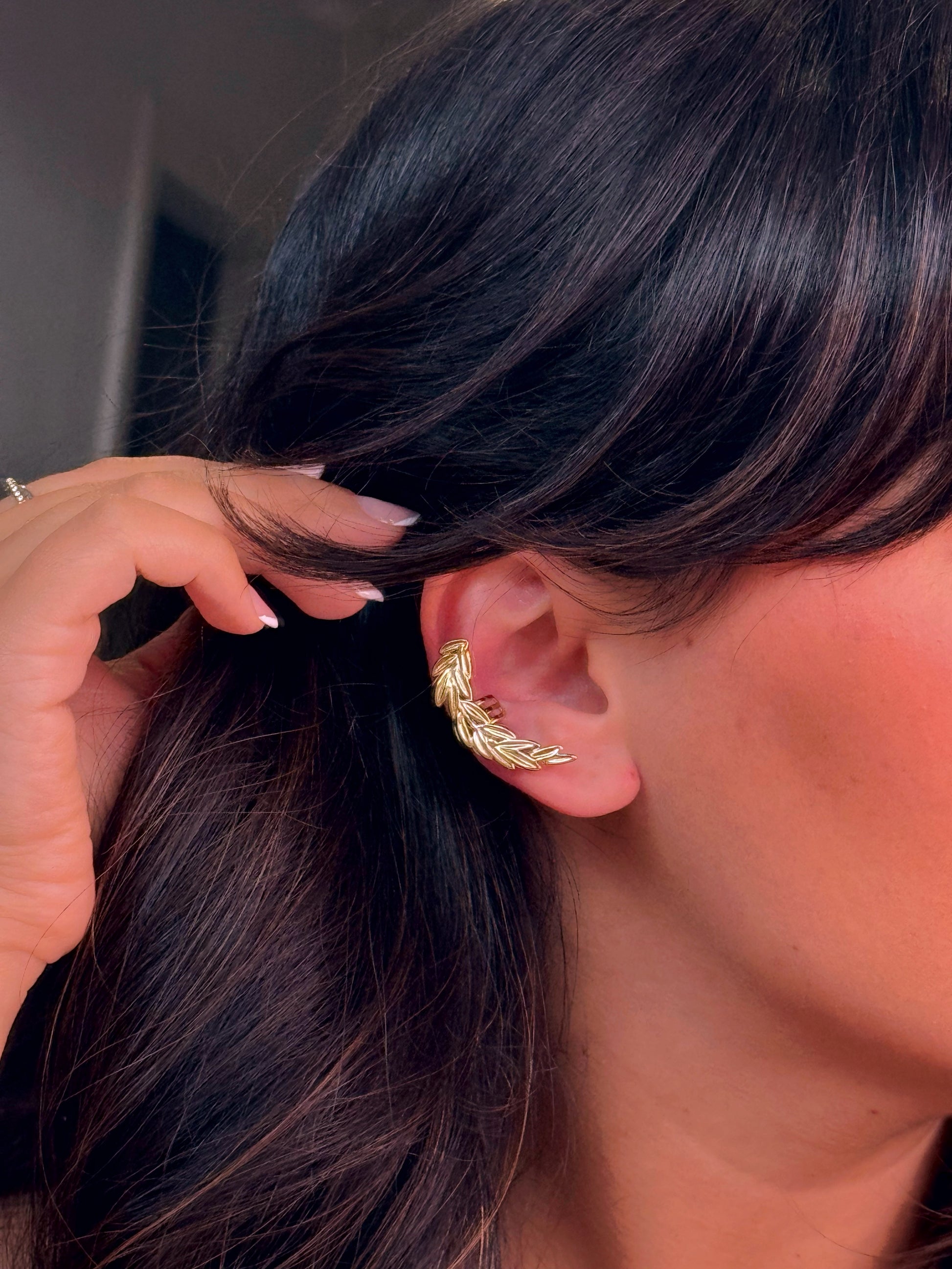 Earcuff ajustável • efeito folhinha com relevos | Dourado - aço inoxidável