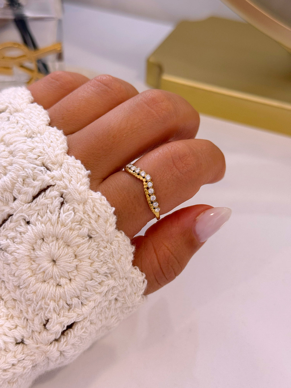 Anel ajustável efeito bico com relevos e brilhantes | Dourado