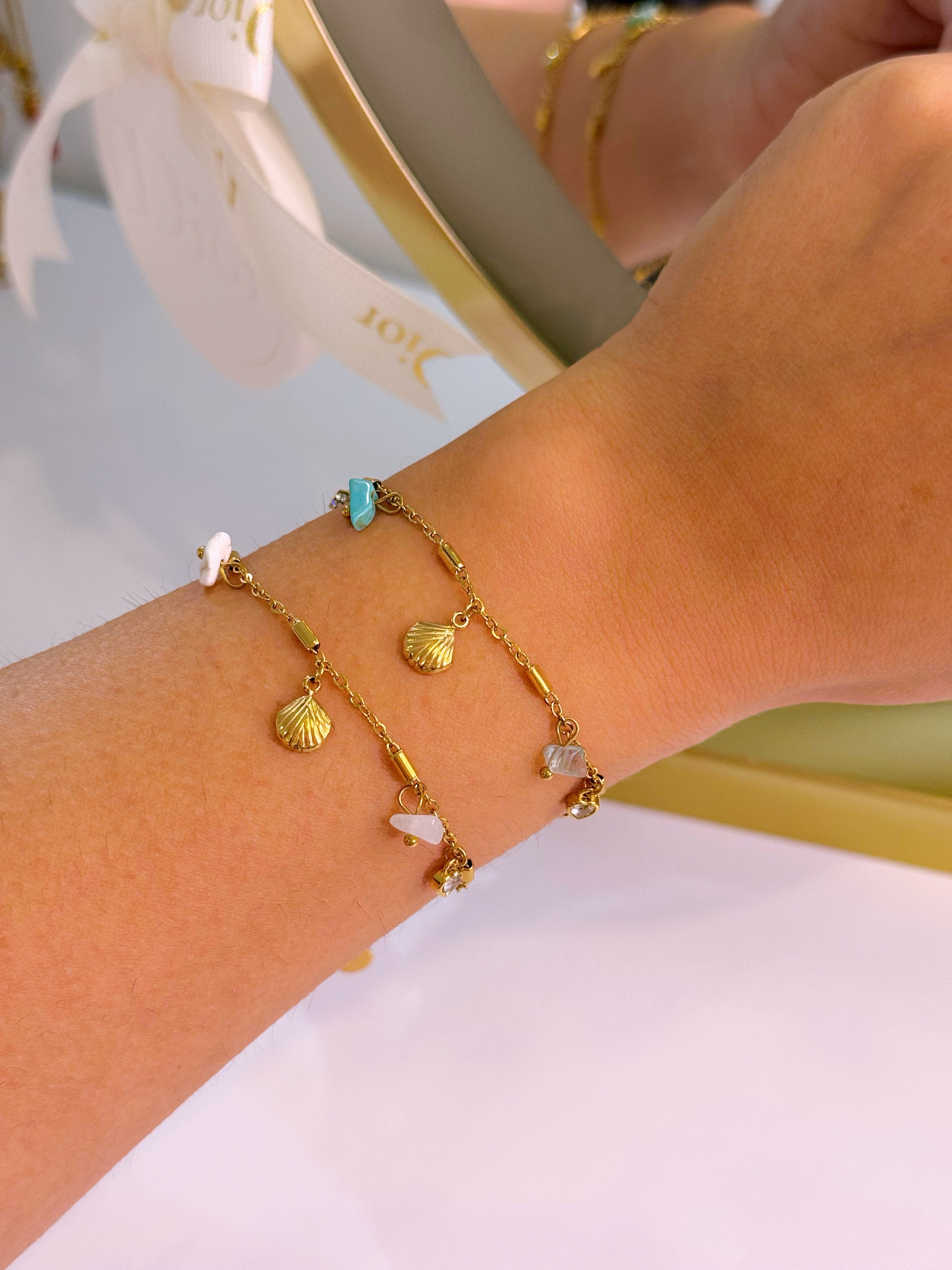 Pulseira delicada com pedrinhas e conchinha | 2 Cores