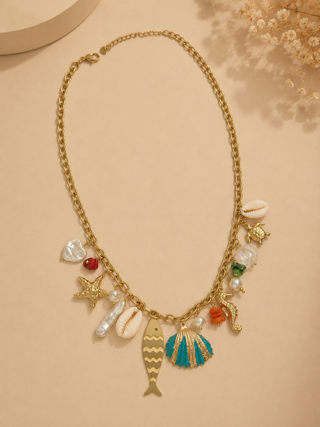 𝐄𝐝𝐢𝐜̧𝐚̃𝐨 𝐋𝐢𝐦𝐢𝐭𝐚𝐝𝐚 𝐕𝐞𝐫𝐚̃𝐨 🐚 Colar corrente com concha turquesa e vários pendentes | Dourado