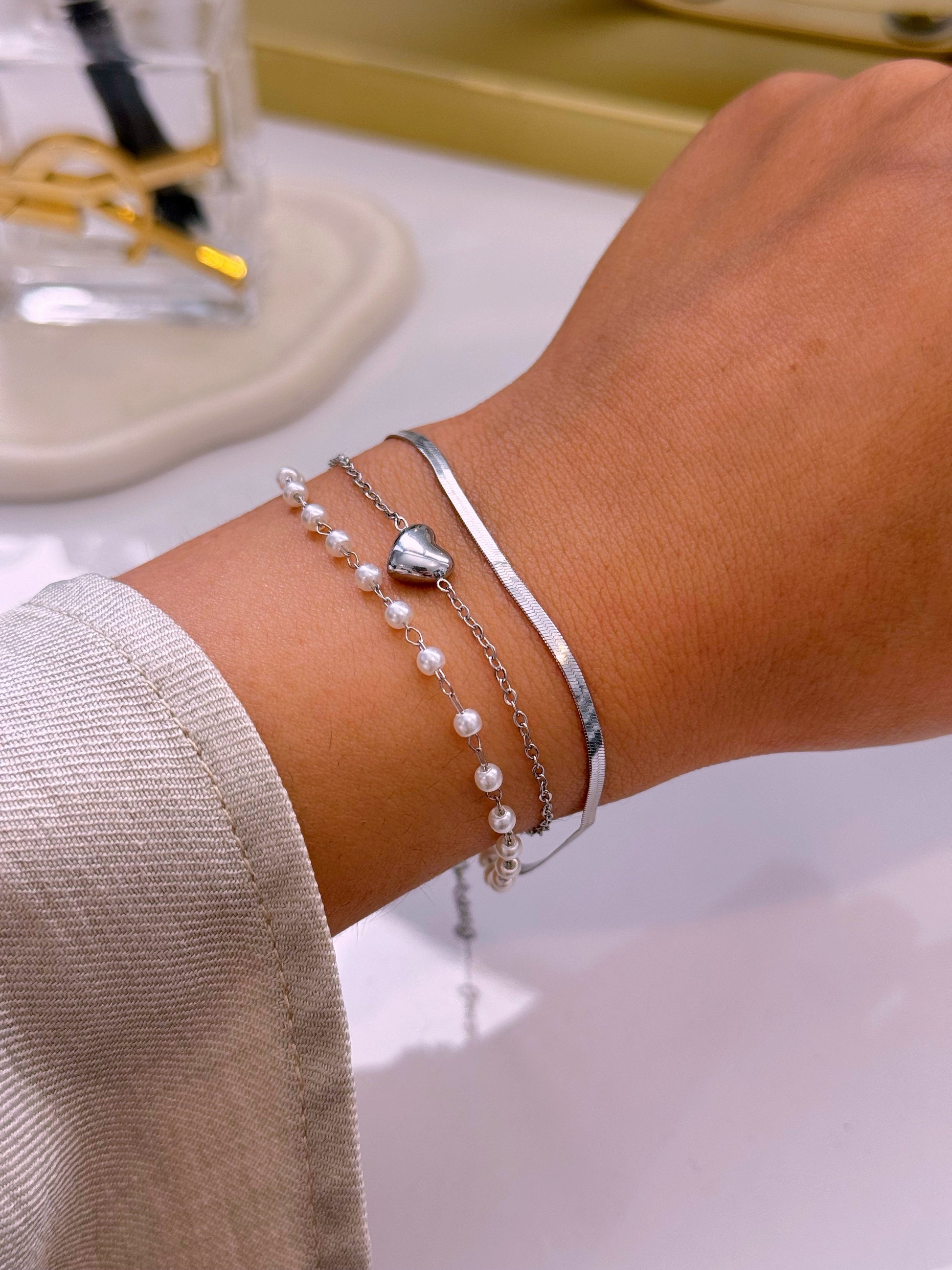 Pulseira efeito triplo • malha achatada, fininha com pérolas e fininha com coração | Prateado