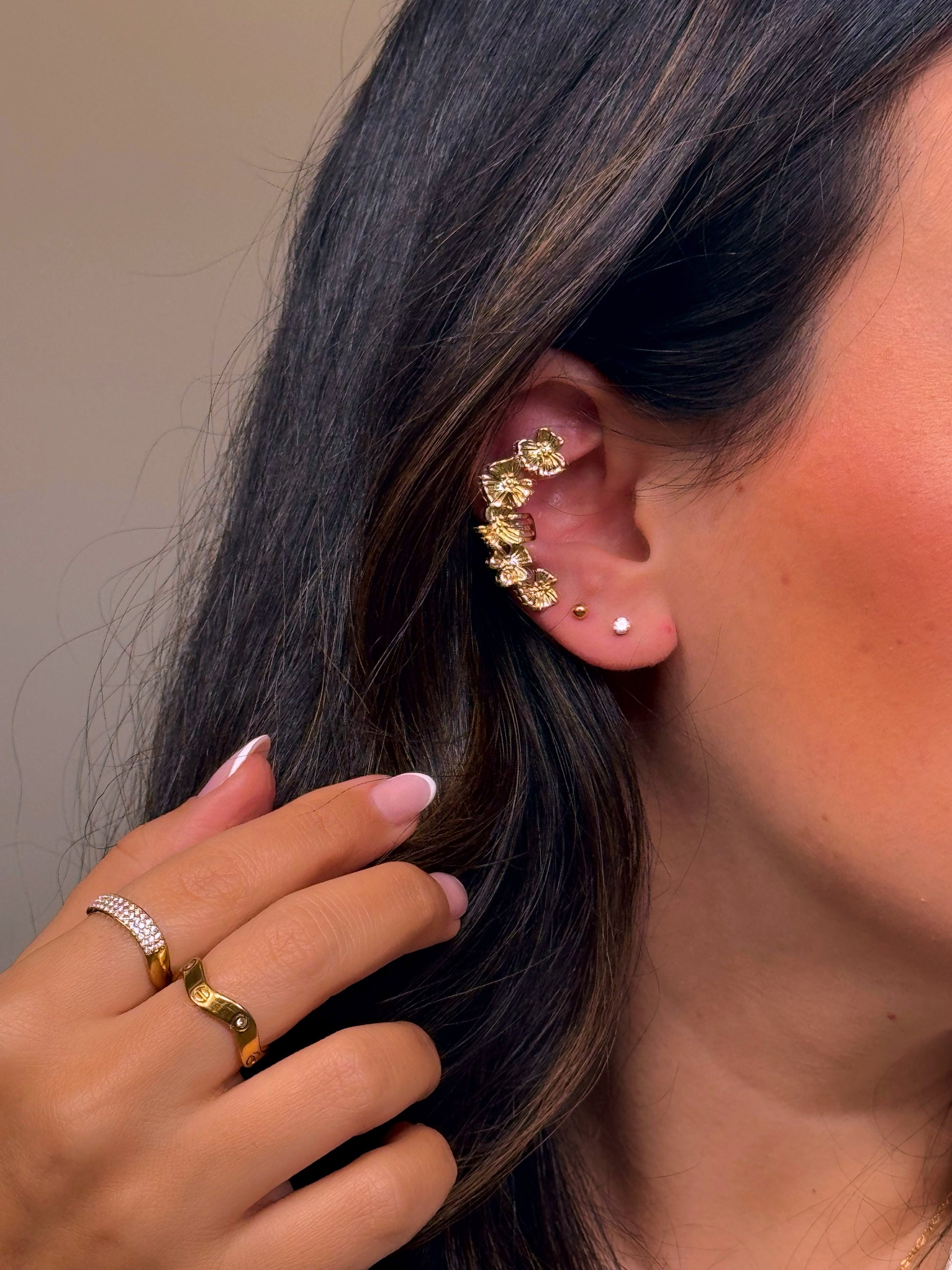 Earcuff ajustável • efeito flores com relevos | Dourado - aço inoxidável