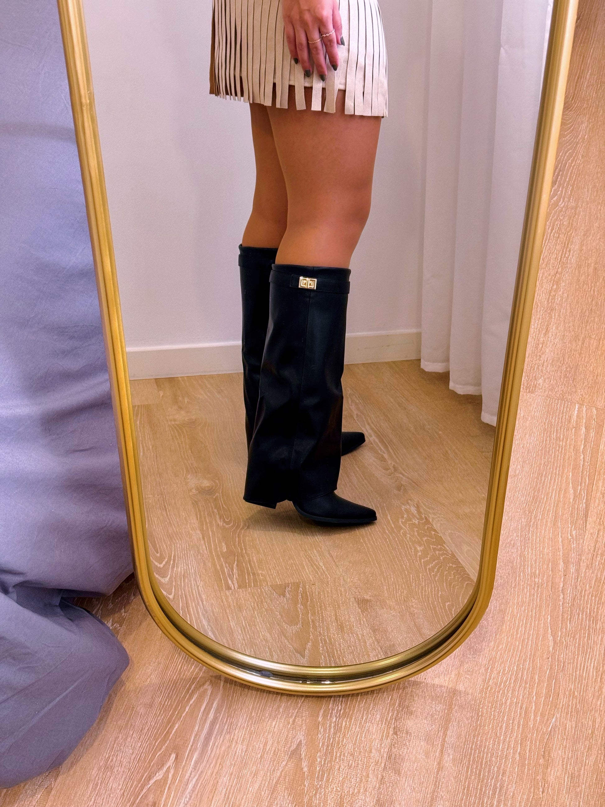 Bota de tacão com aba e fivela com pormenor dourado • Preto