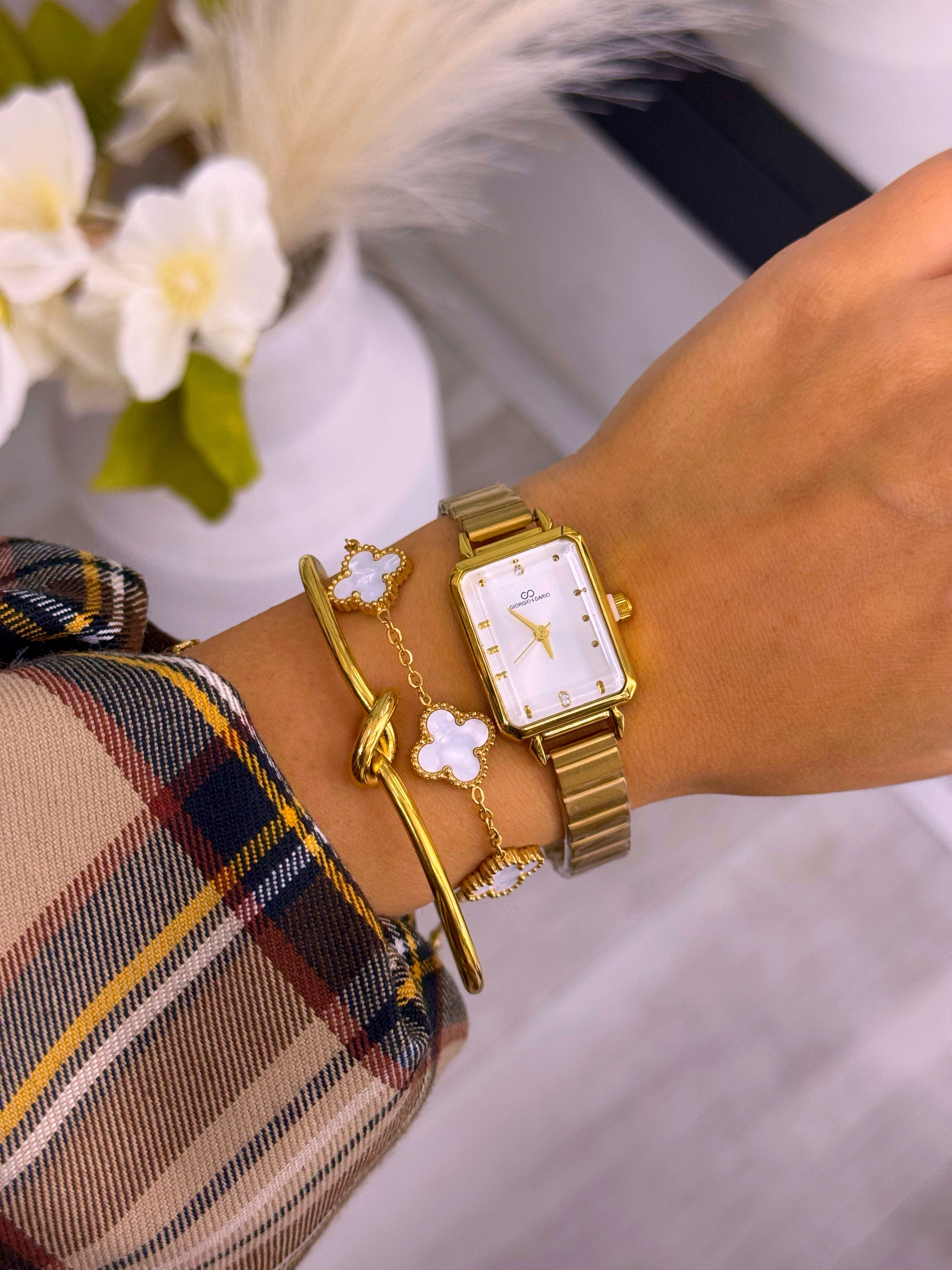 Relógio analógico com mostrador retangular | Dourado