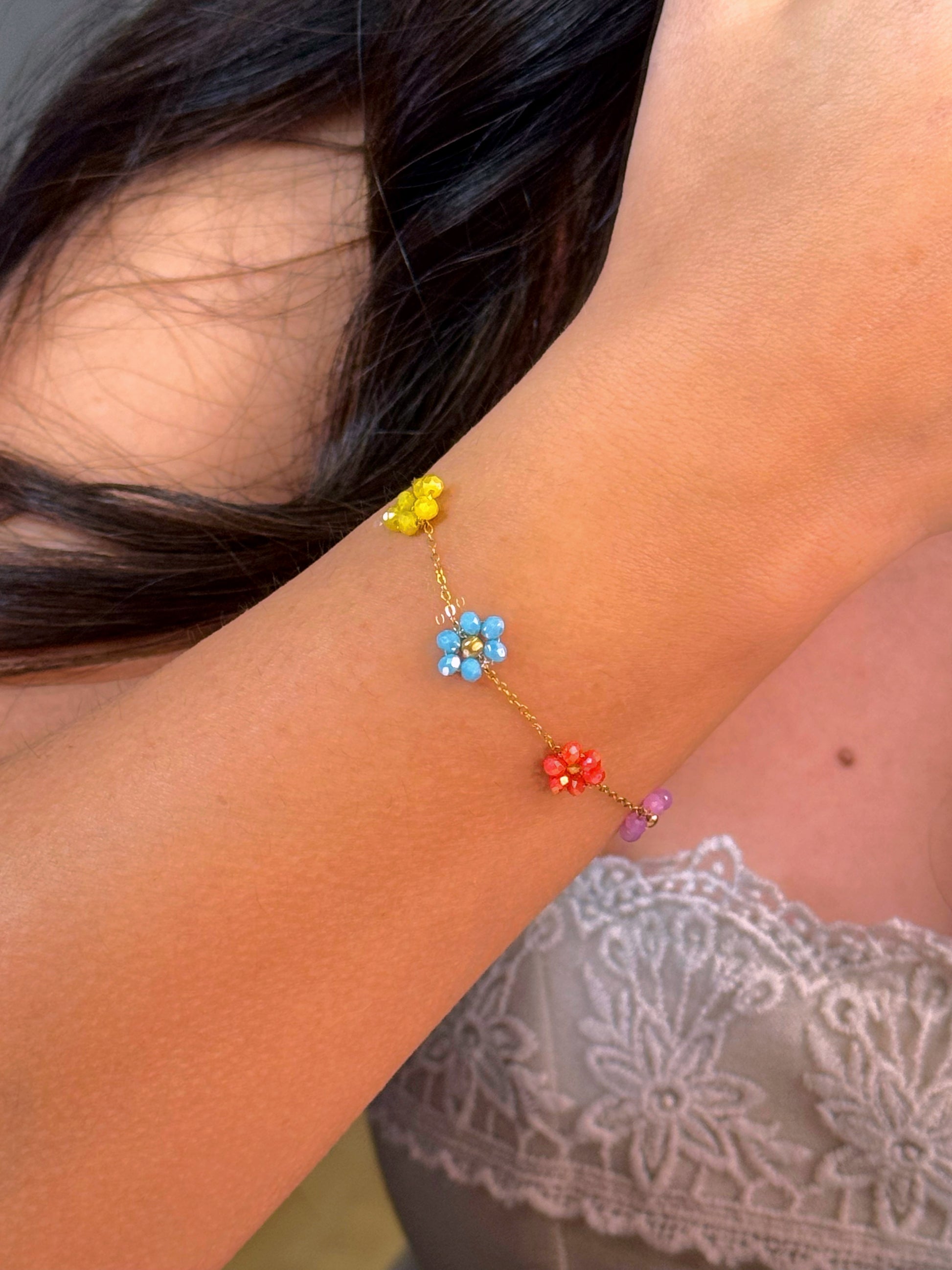 Pulseira delicada com flores coloridas | Dourado