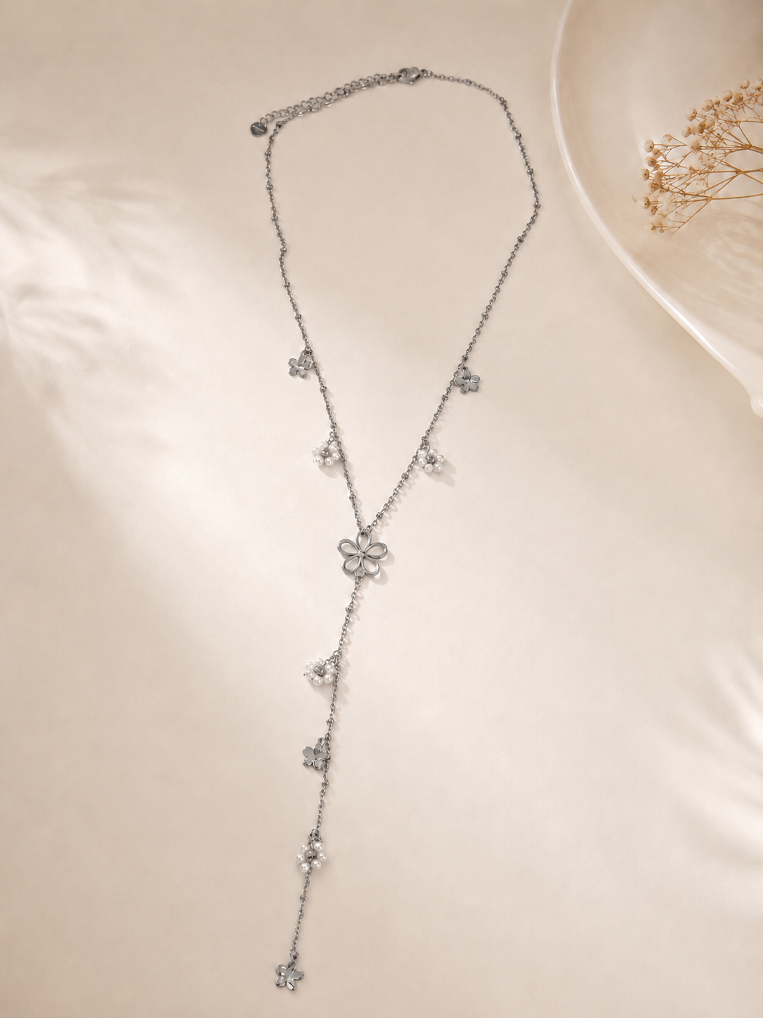 Colar com flores e pendente | Prateado
