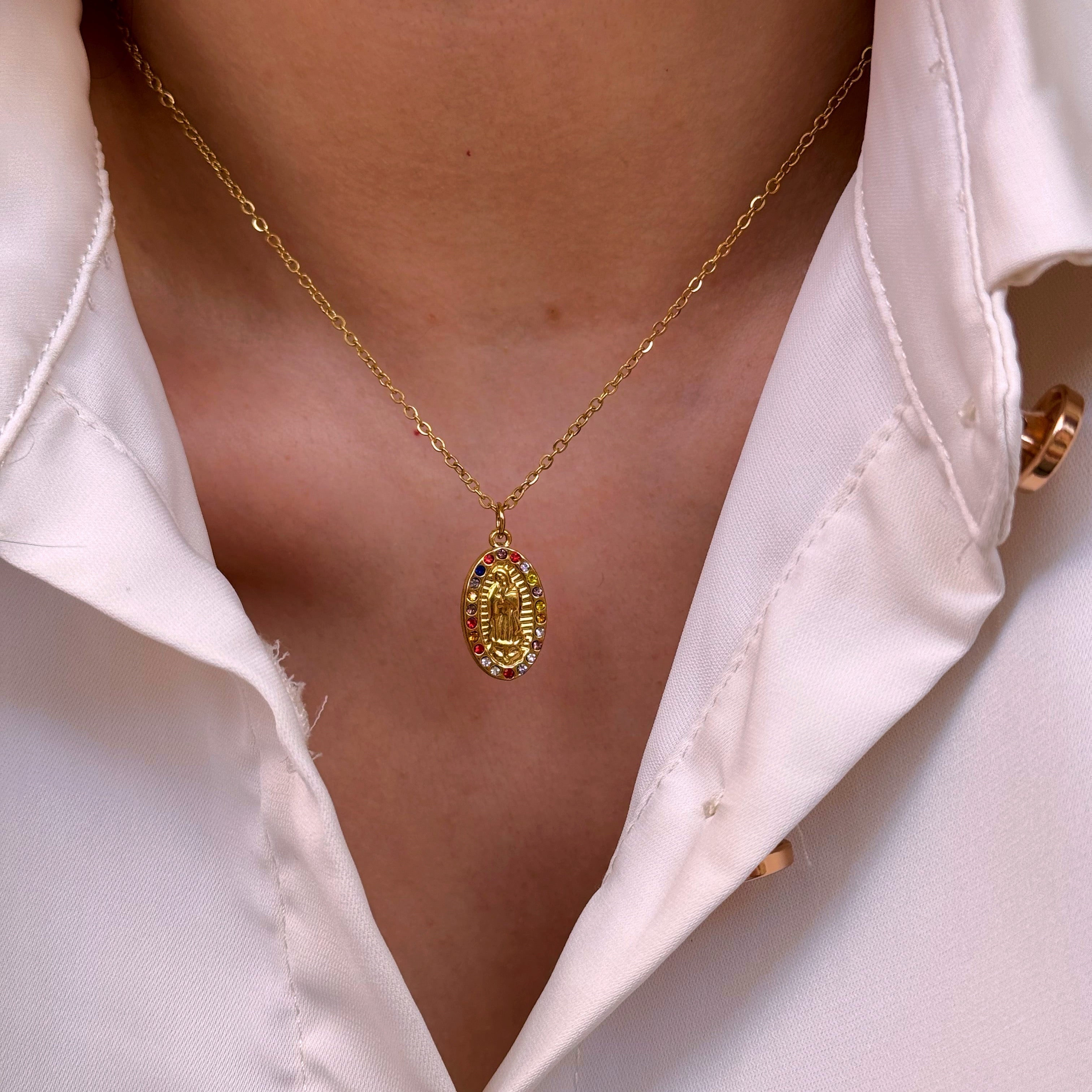 Colar malha fininha com medalha Nª Senhora | Dourado com zircónias coloridas