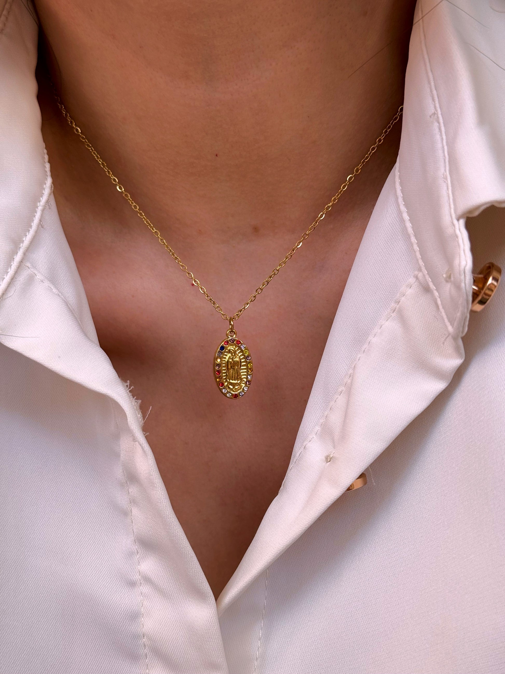 Colar malha fininha com medalha Nª Senhora | Dourado com zircónias coloridas