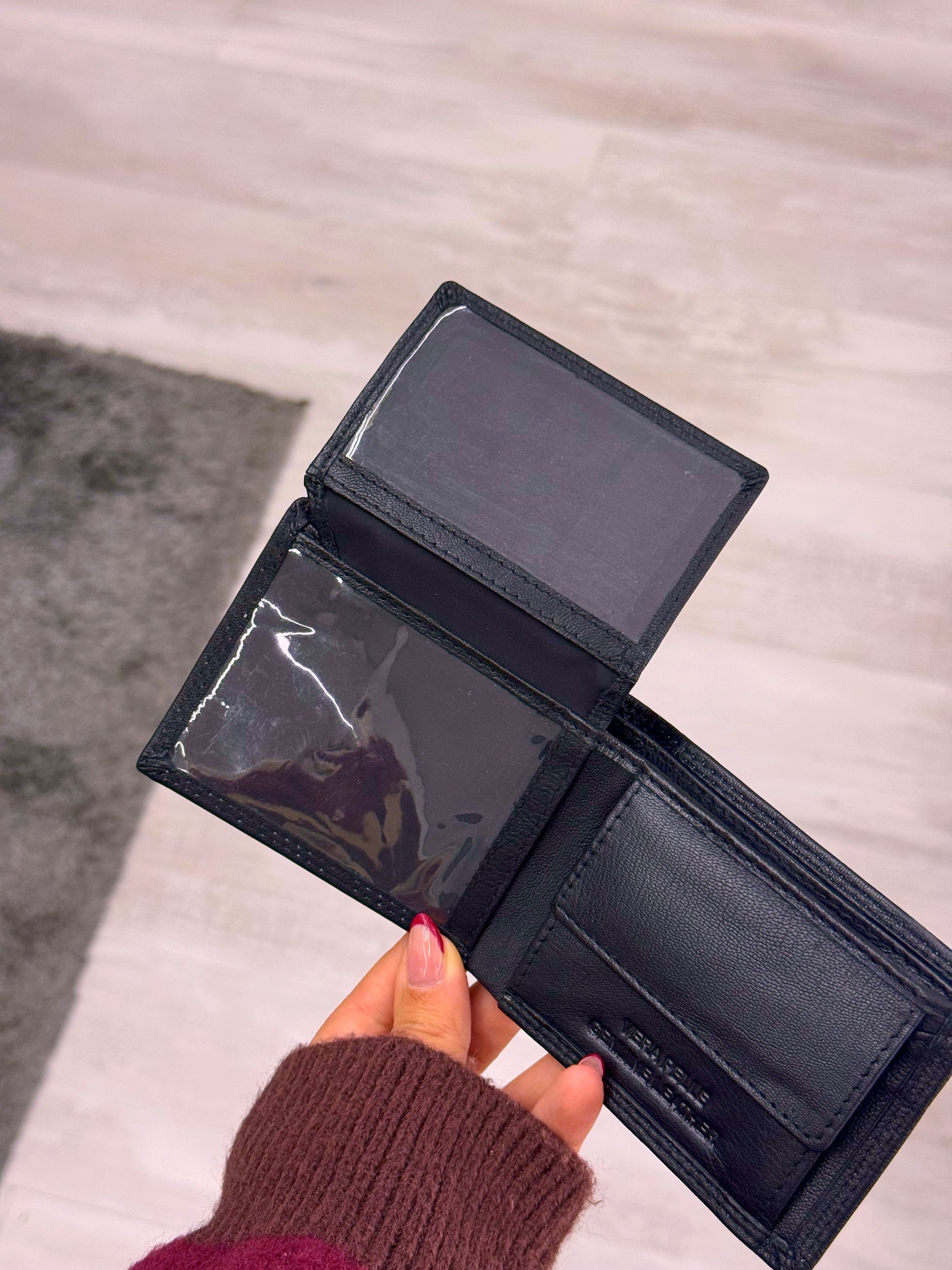 Carteira em pele preta com costura em contraste