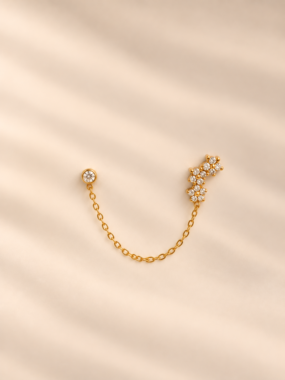 Brinco com 3 mini flores com brilhantes e corrente para 2 furos e pendente | Dourado