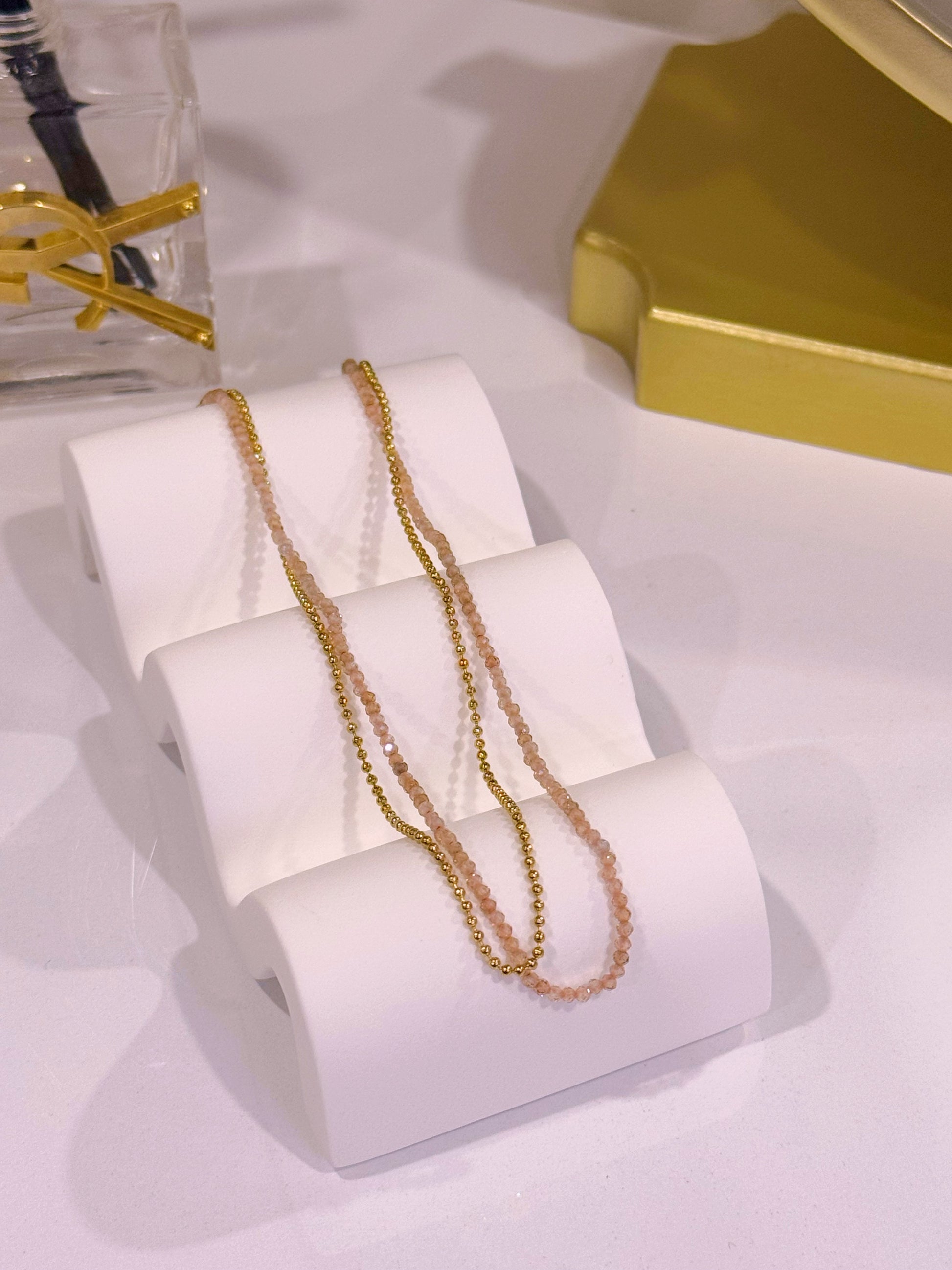 Colar efeito duplo com missangas rosa e bolinhas | Dourado