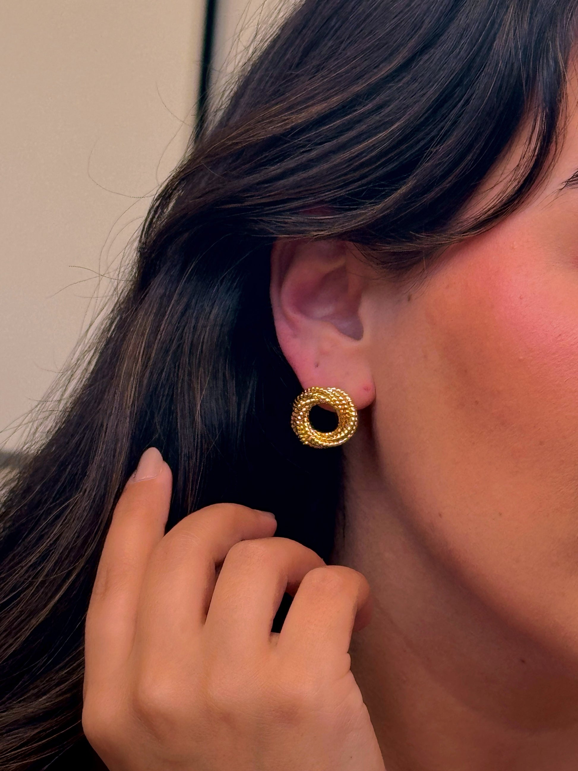 Brincos elegantes efeito nó entrelaçado | Dourado