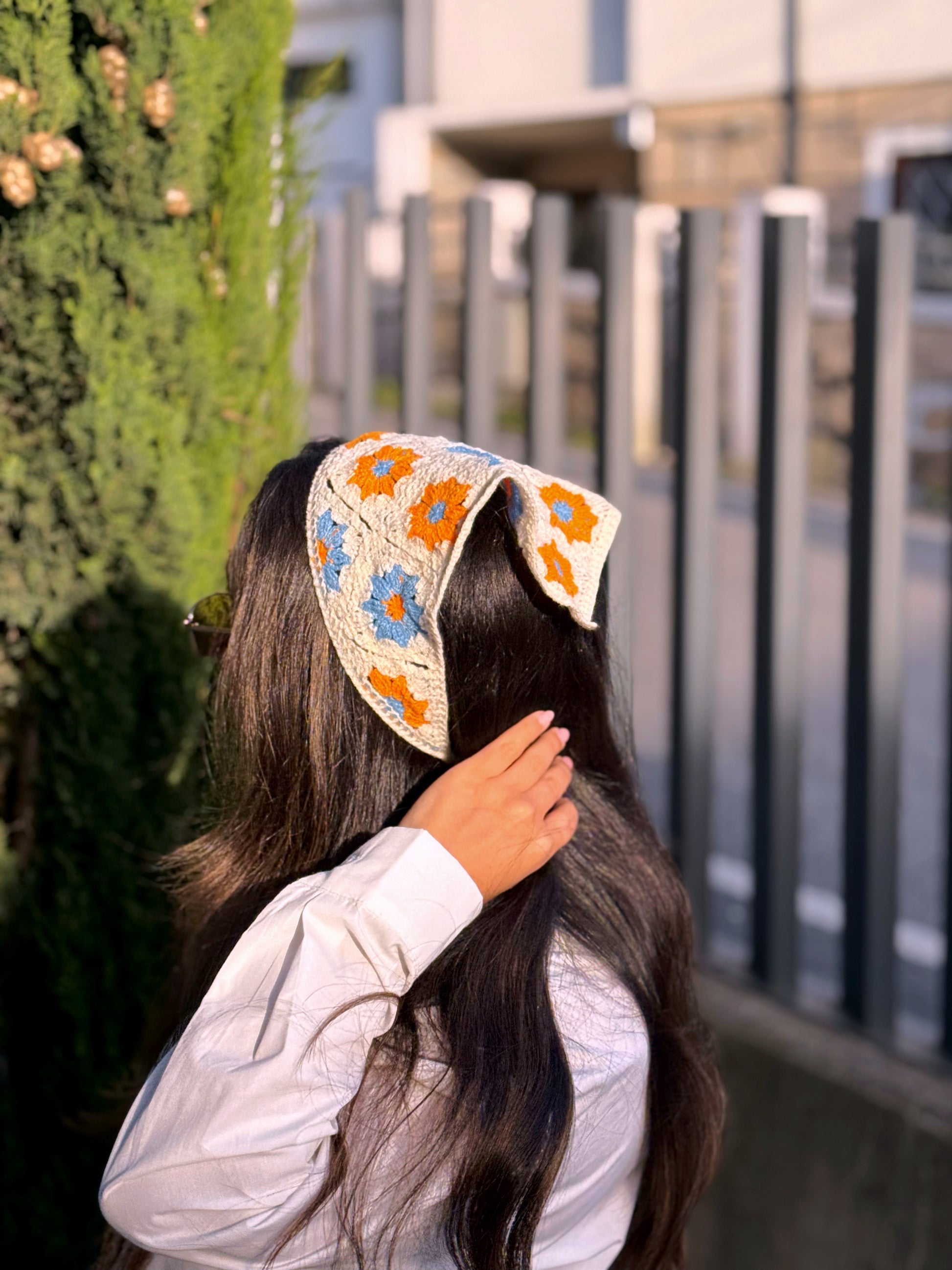 Bandana multifuncional em croché | Bege com Flores Azuis e Laranjas