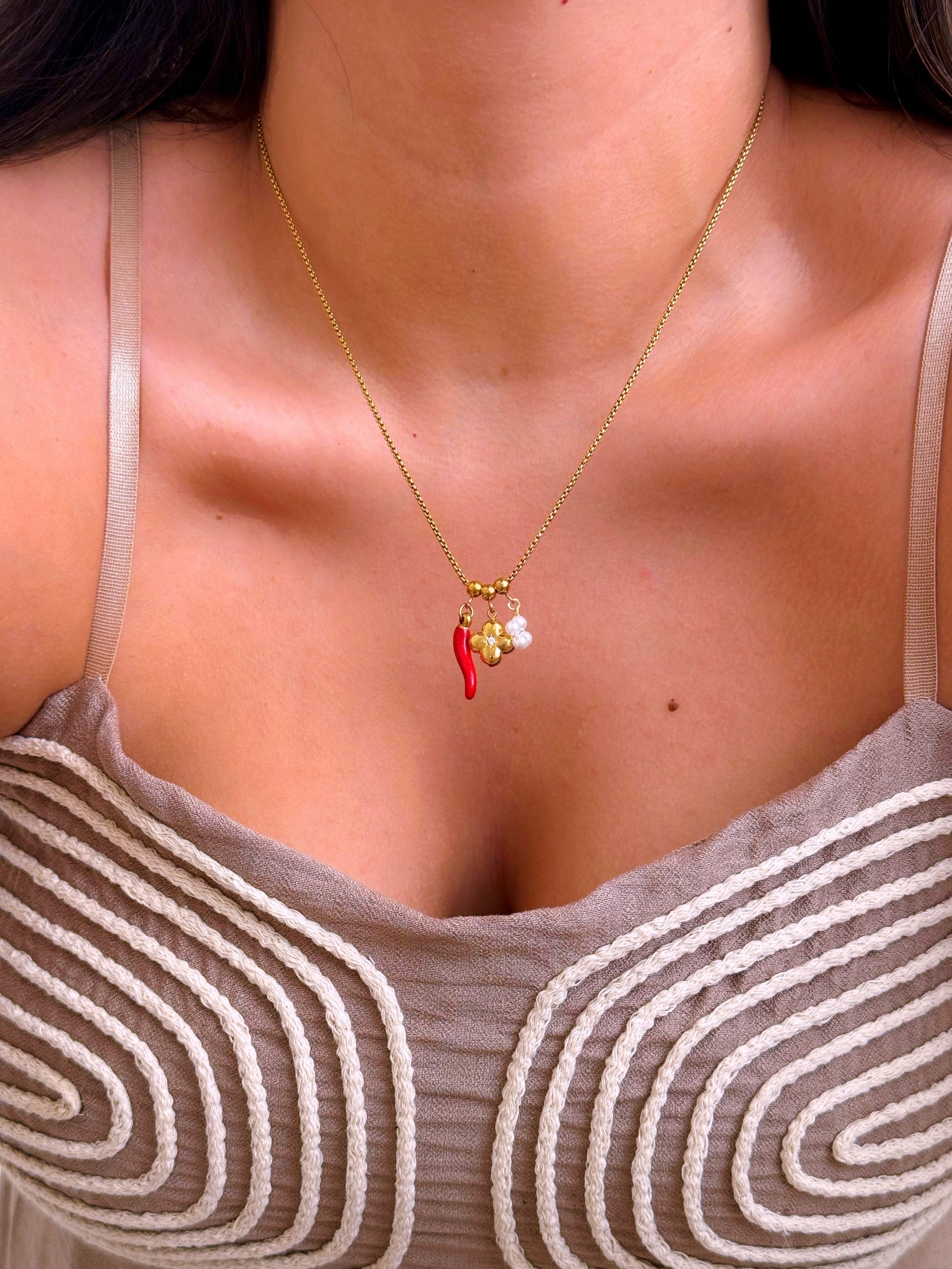 Colar malha redonda com pimentinha, trevo e pérola | Dourado
