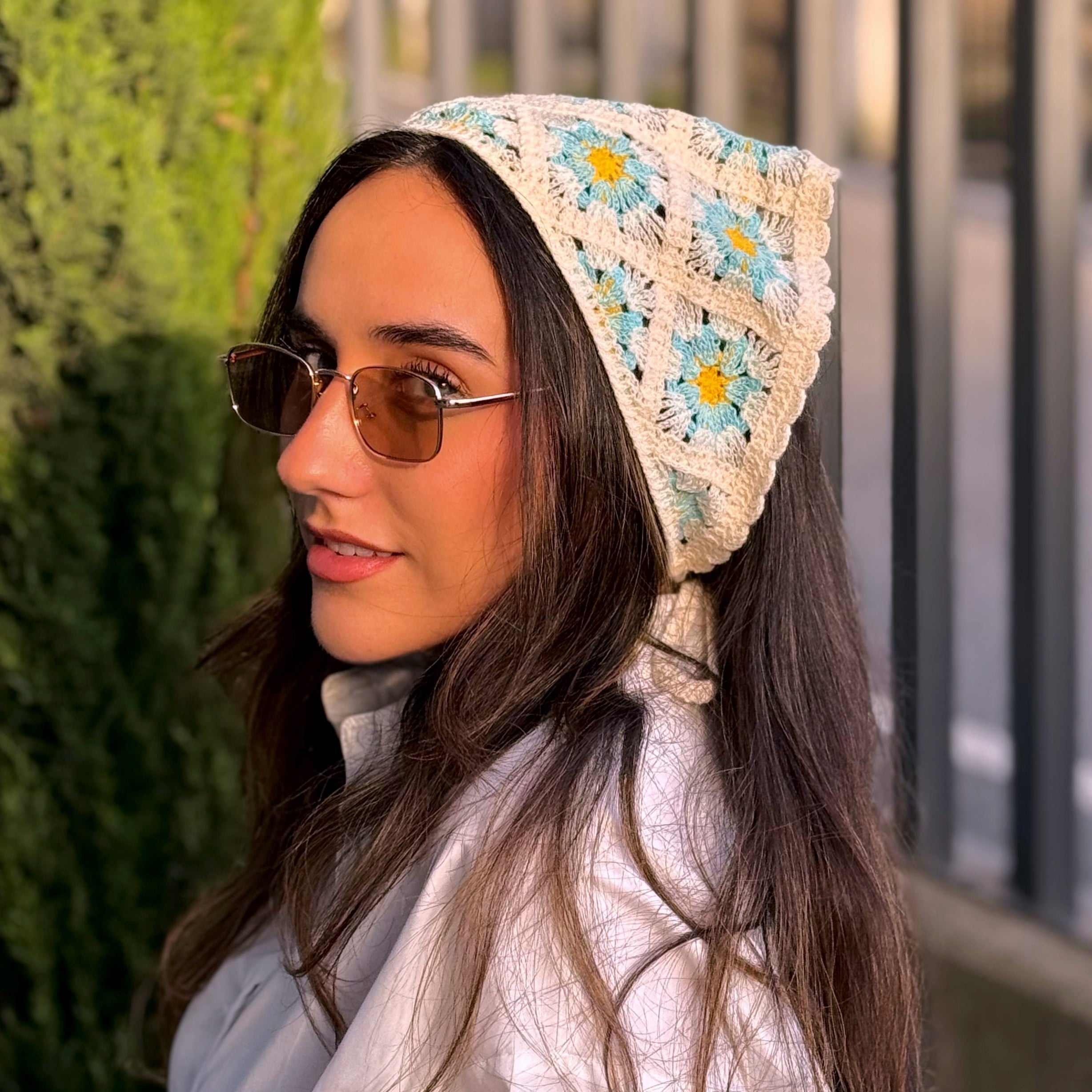 Bandana multifuncional em croché | Bege com Flores Azuis