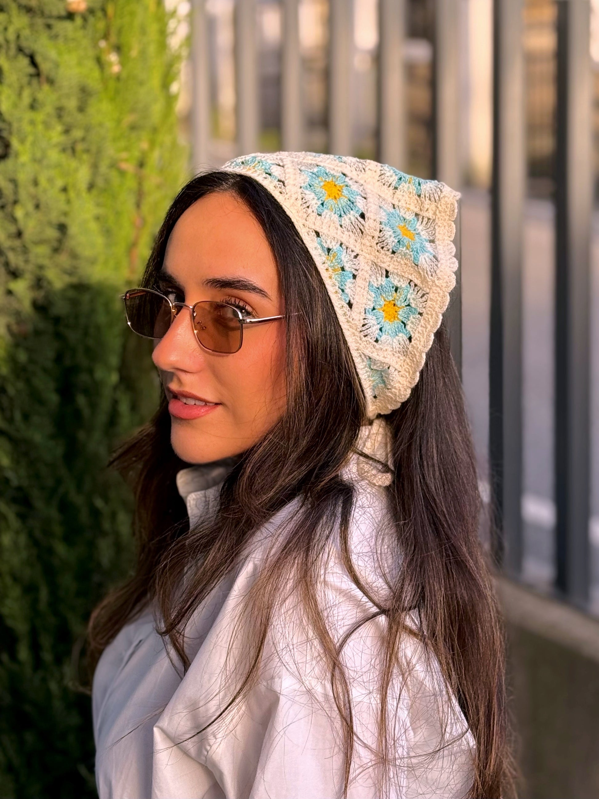 Bandana multifuncional em croché | Bege com Flores Azuis