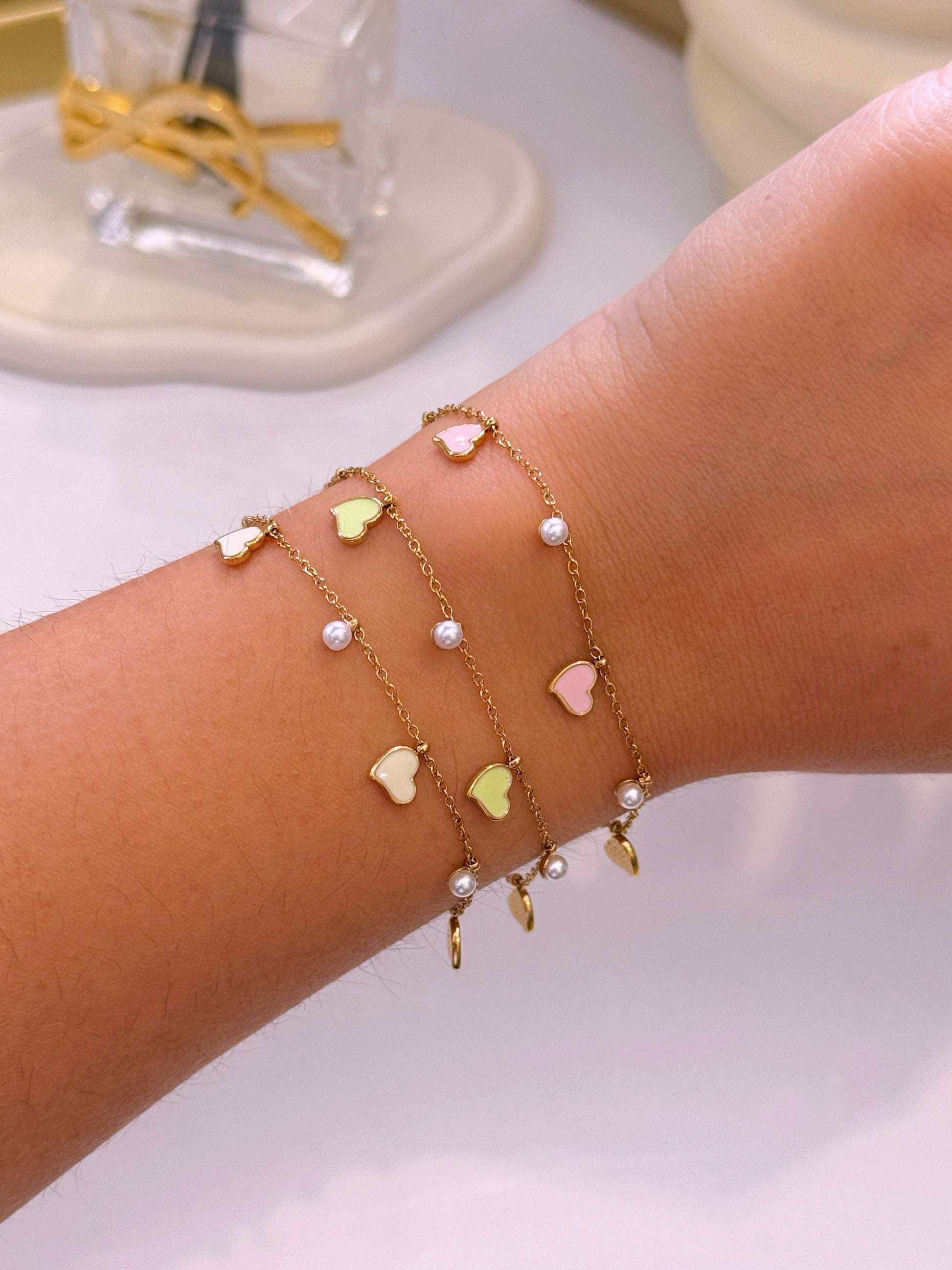 Pulseira delicada • corações em esmalte mini pérolas | 3 Cores