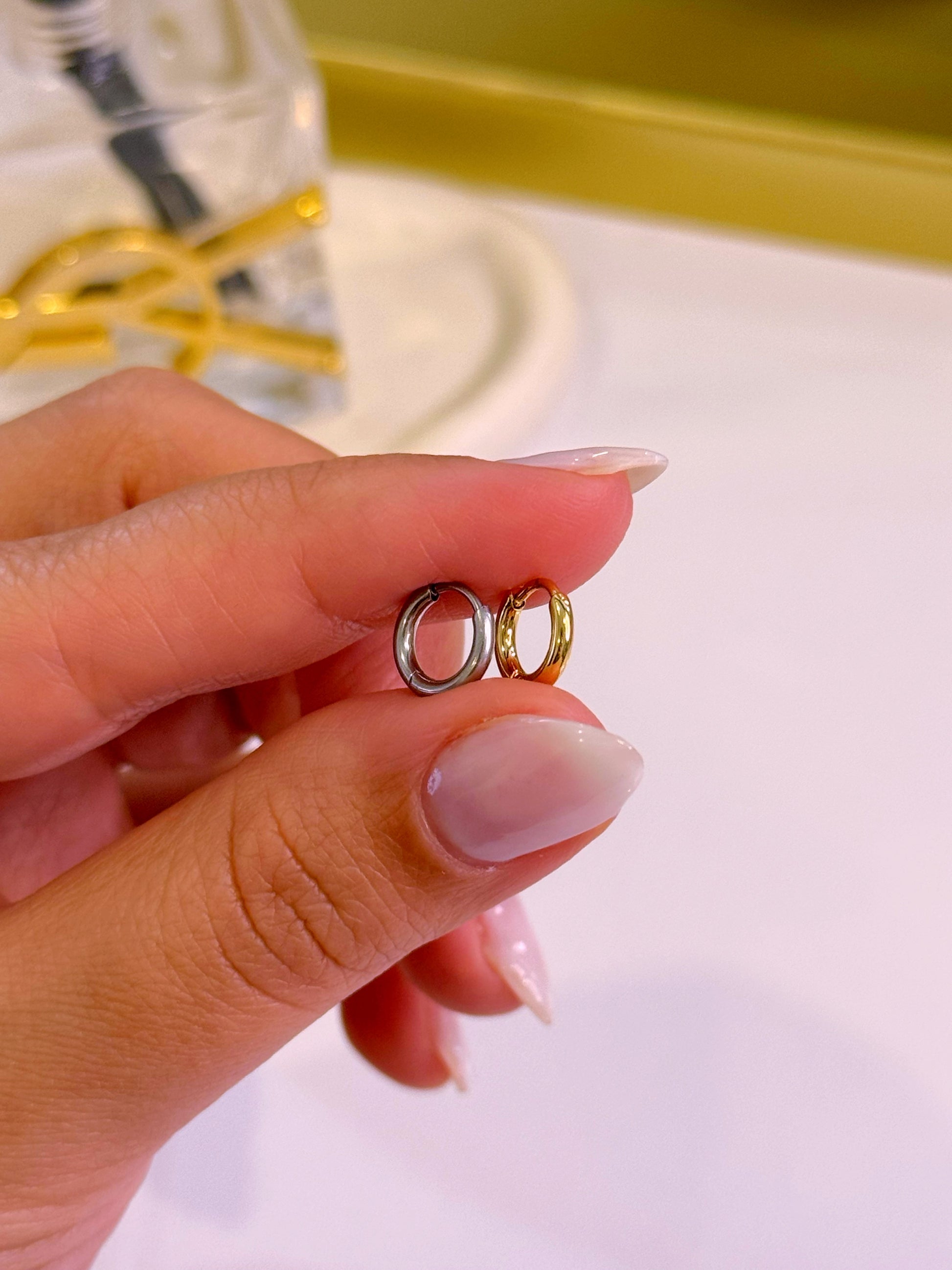 Mini argolinhas especiais 2º e 3º furo • lisas em aço inoxidável | 2 cores