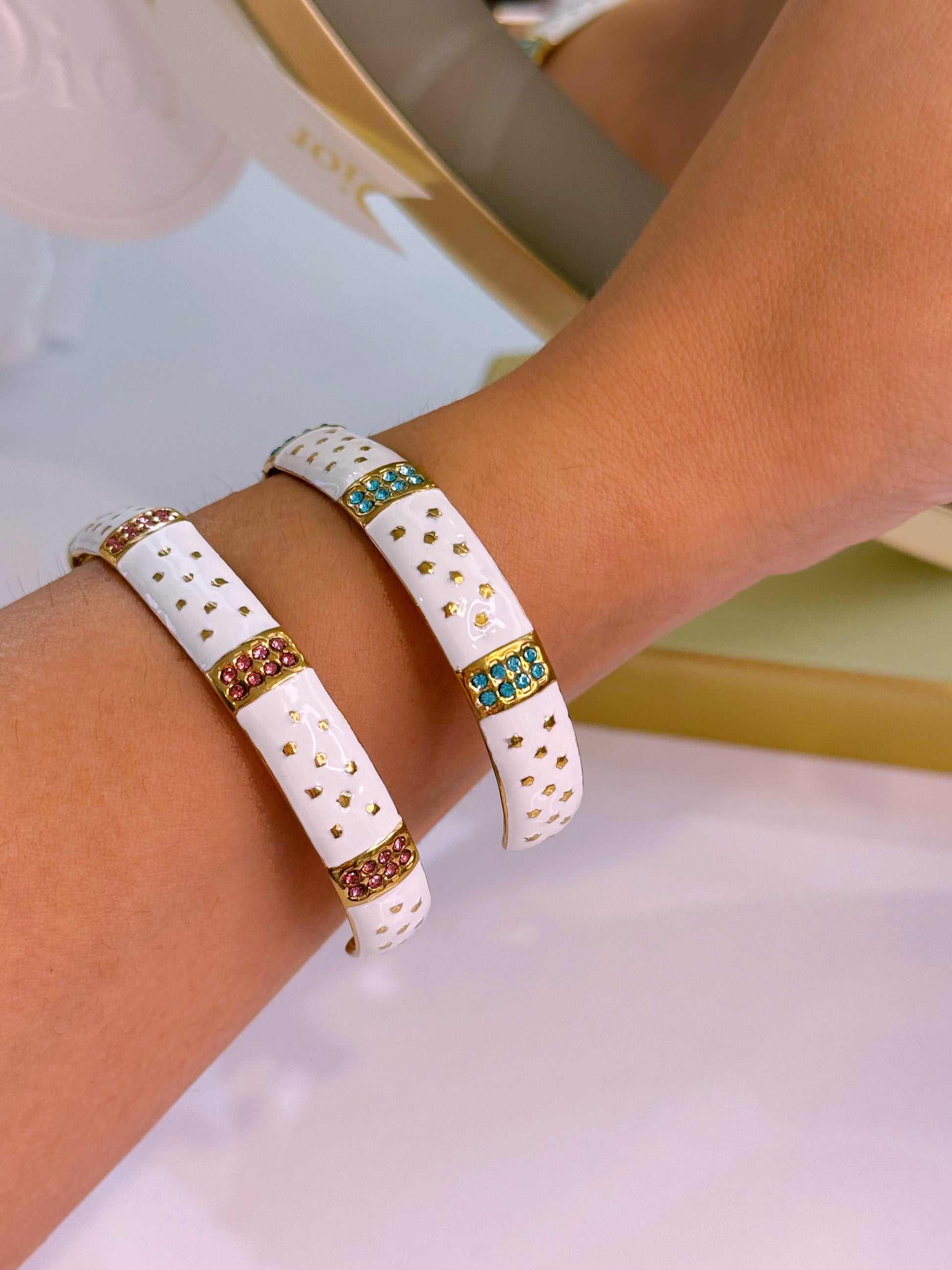 Pulseira Rígida – Escrava Com Esmalte, Estrelinhas e Brilhantes | 2 cores