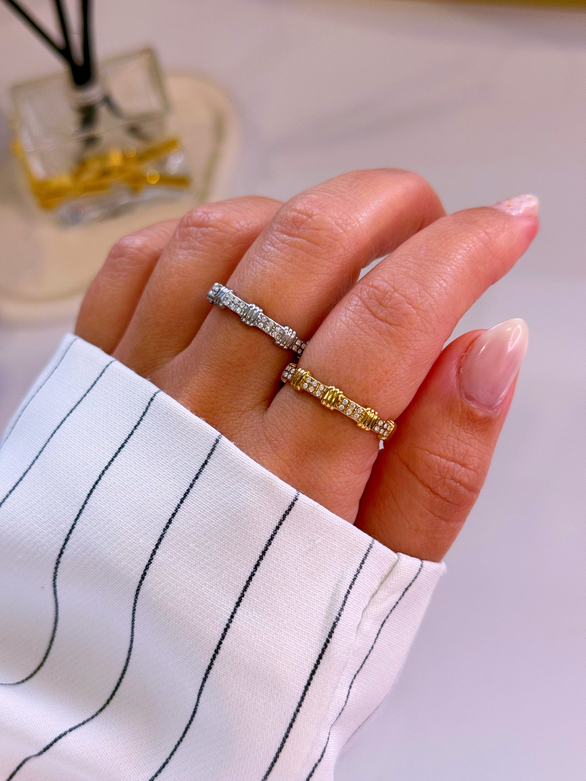 Anel ajustável pormenores relevos e brilhantes | 2 Cores