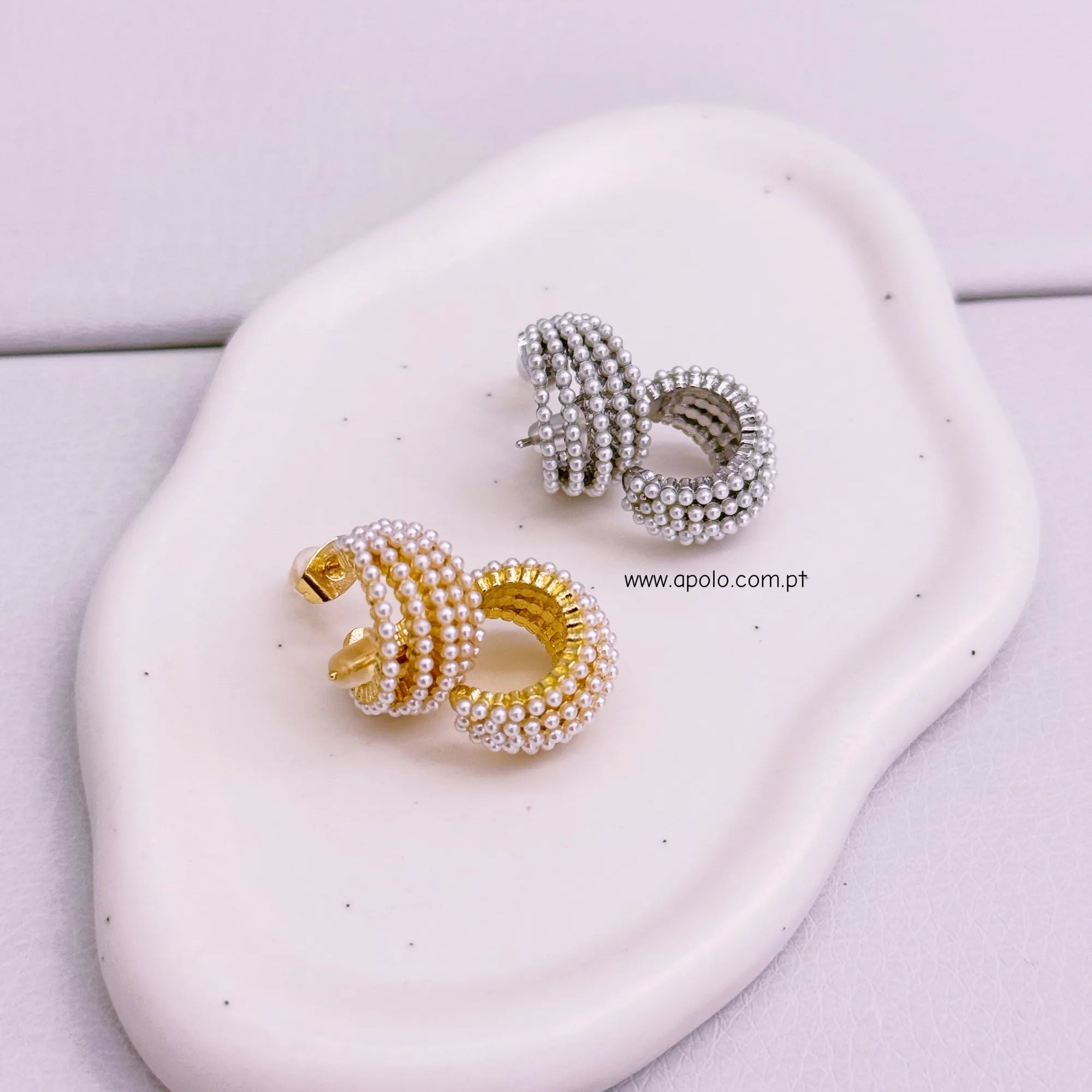 Argolas preenchidas com filas de pérolas | 2 cores